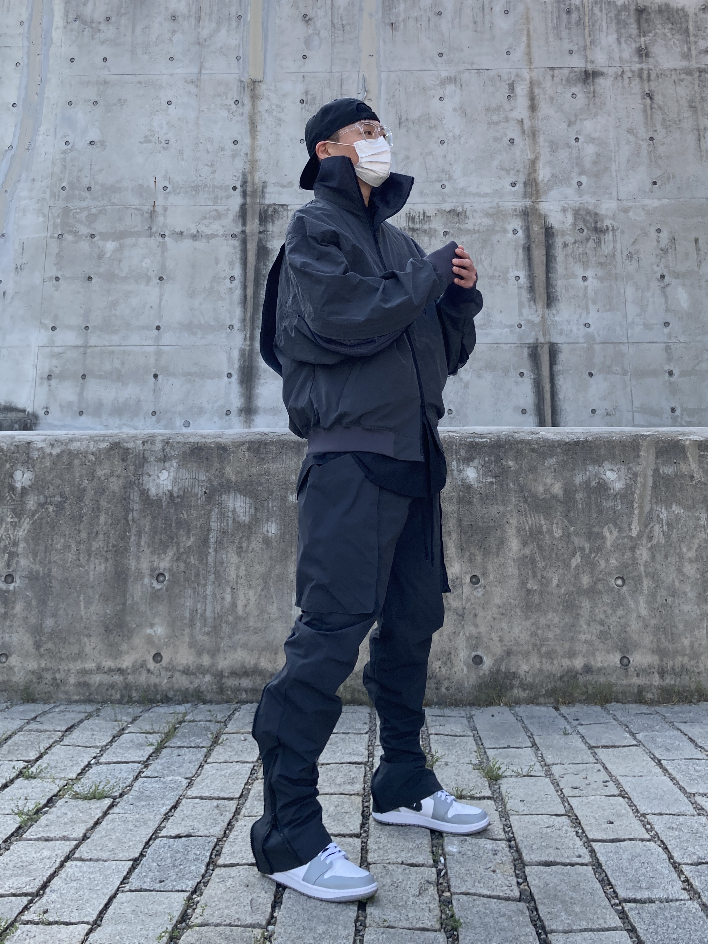 Jordan 1 Mid Light Smoke Grey Anthracite, Essentials x New Era Retro Crown Strapback Black 착용 스타일 - 5