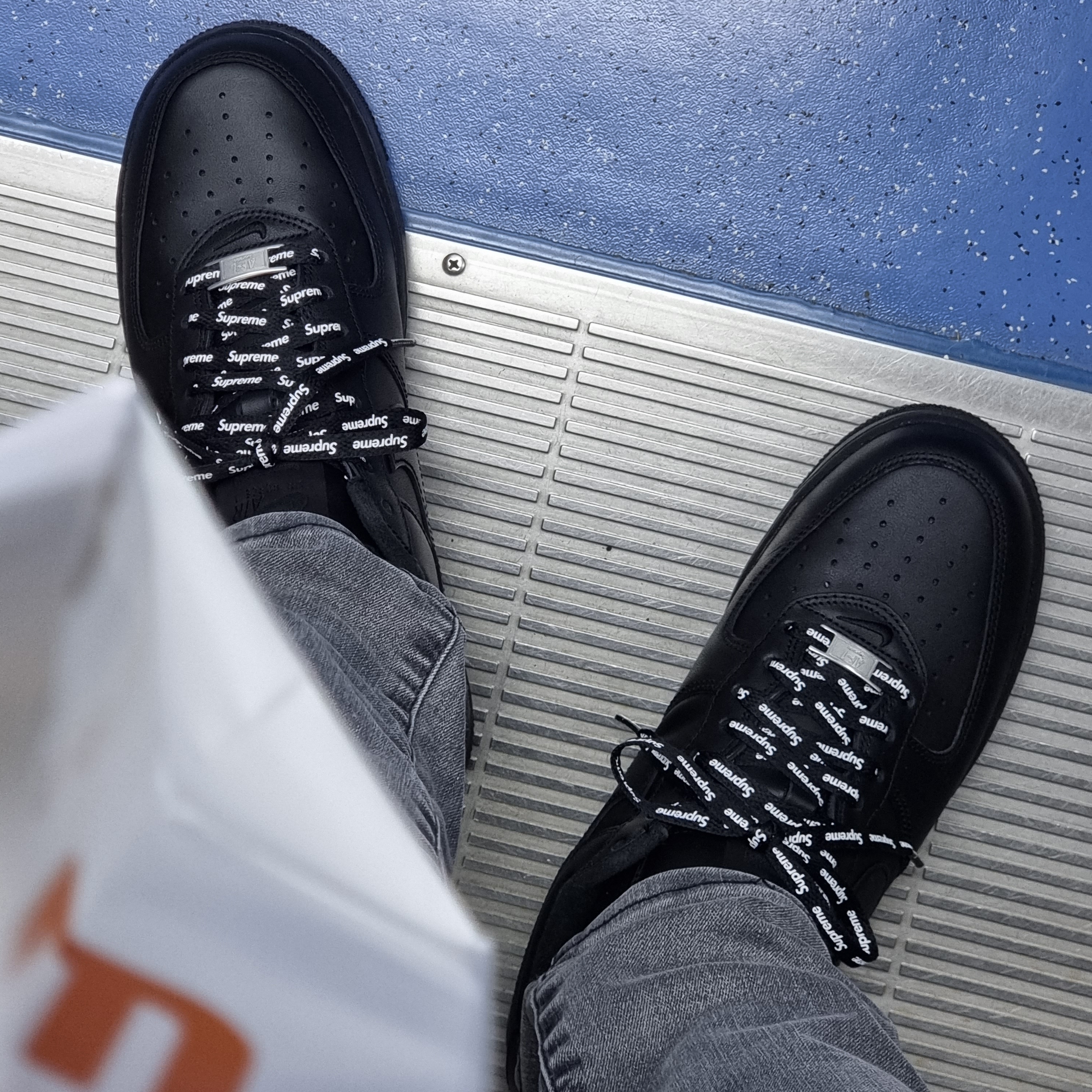Nike x Supreme Air Force 1 Low Black 착용 스타일