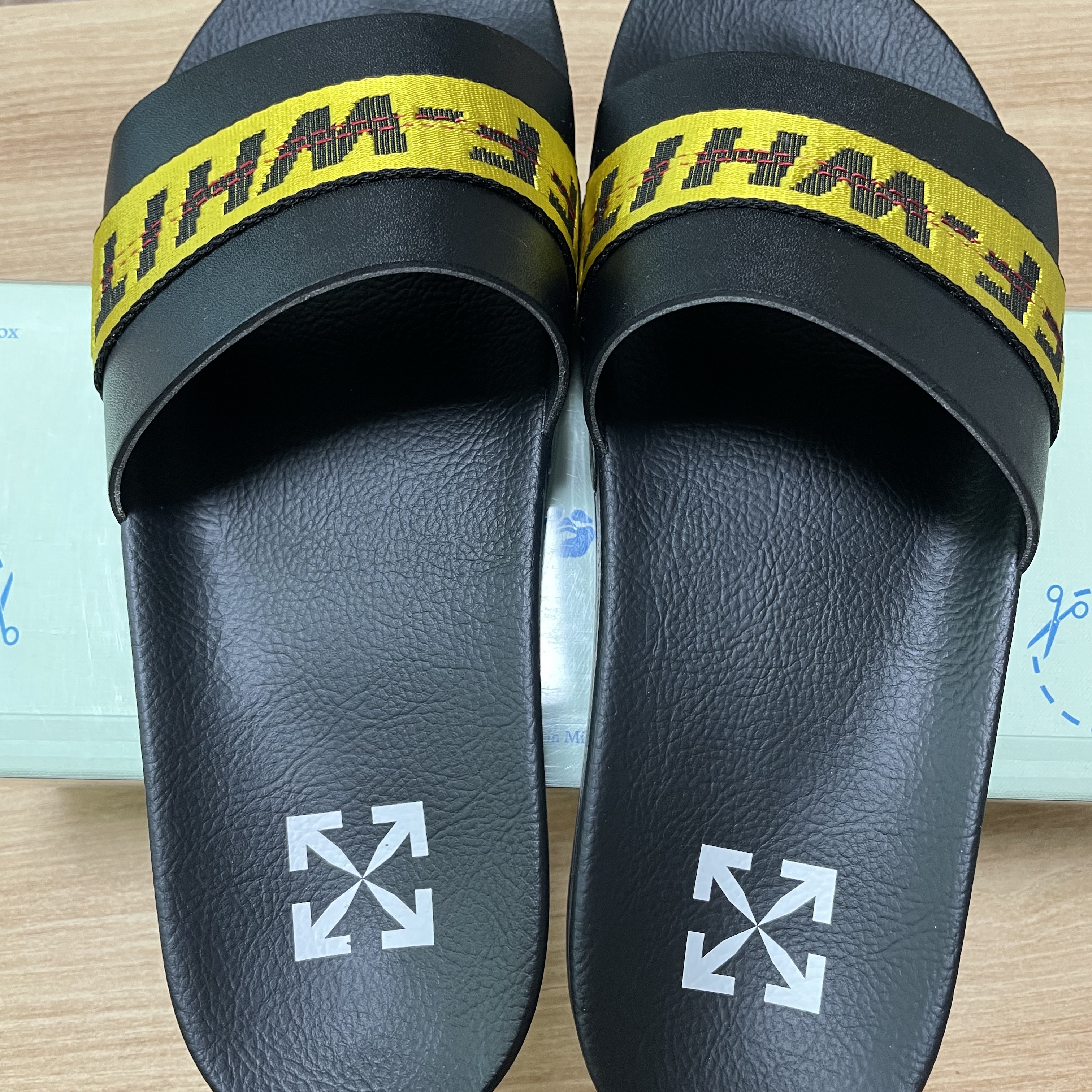 Off-White Industrial Slider Black 착용 스타일