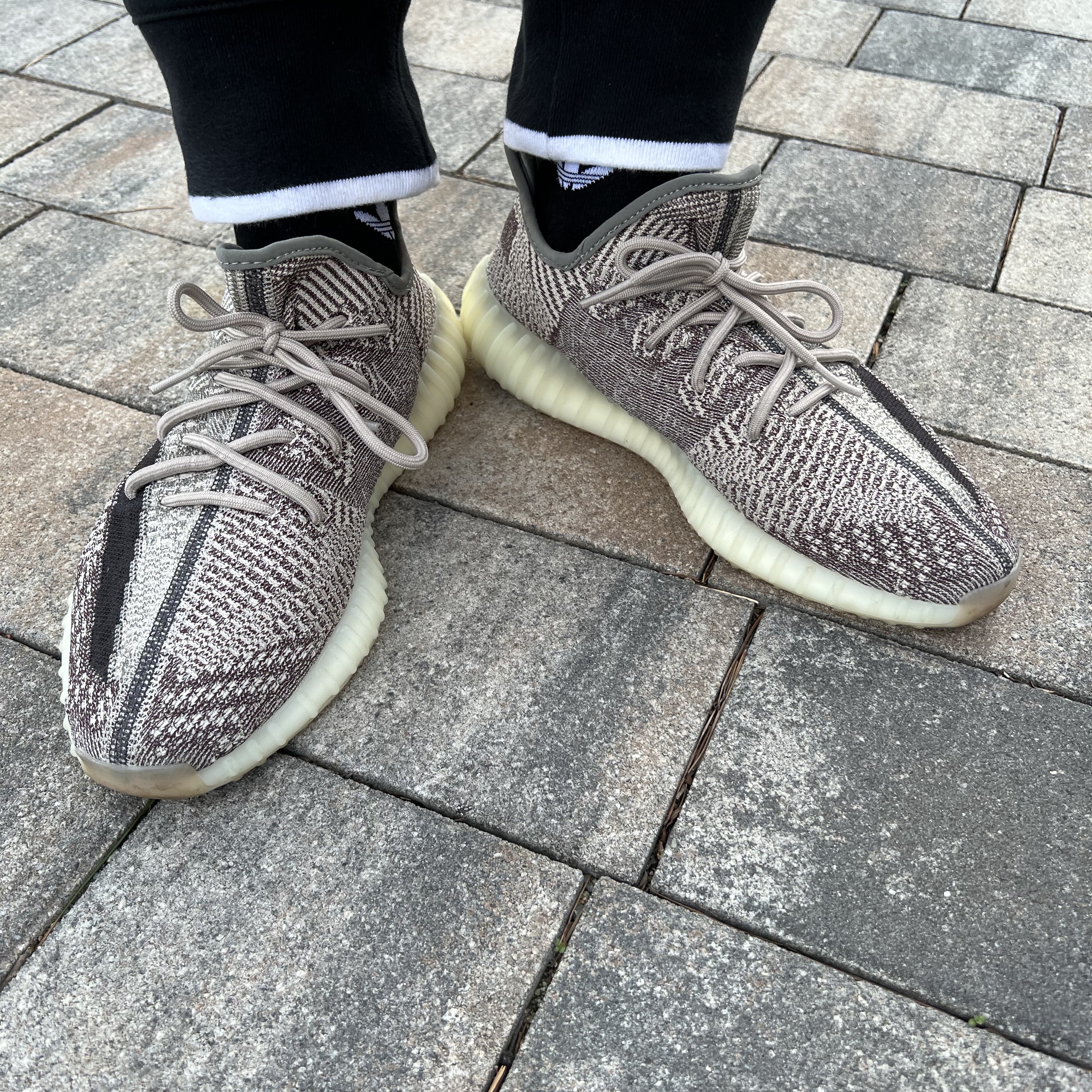 Adidas Yeezy Boost 350 V2 Black - Non-Reflective, Adidas Yeezy Boost 350 V2 Zyon 착용 스타일 - 2