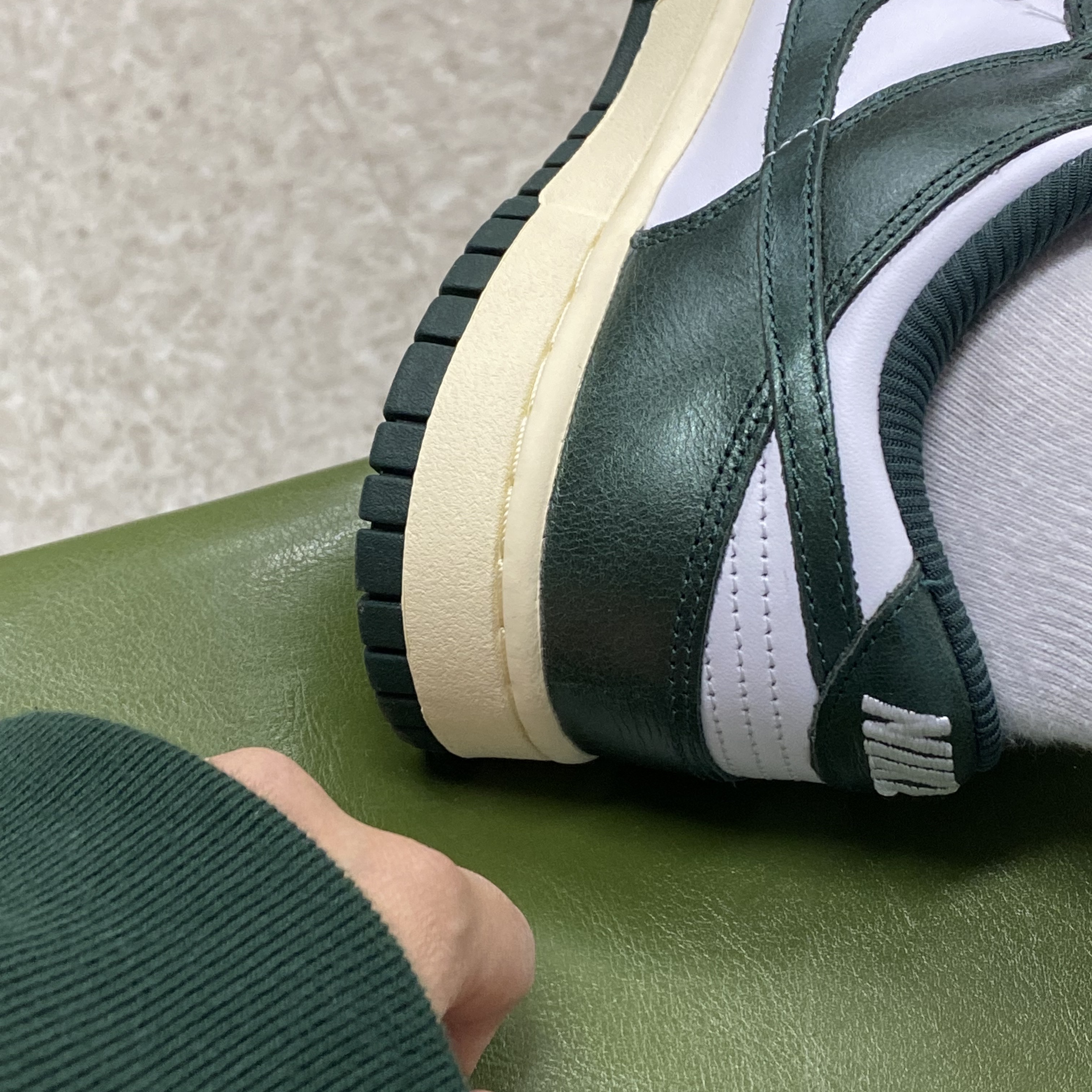 (W) Nike Dunk Low Vintage Green 착용 스타일 - 2