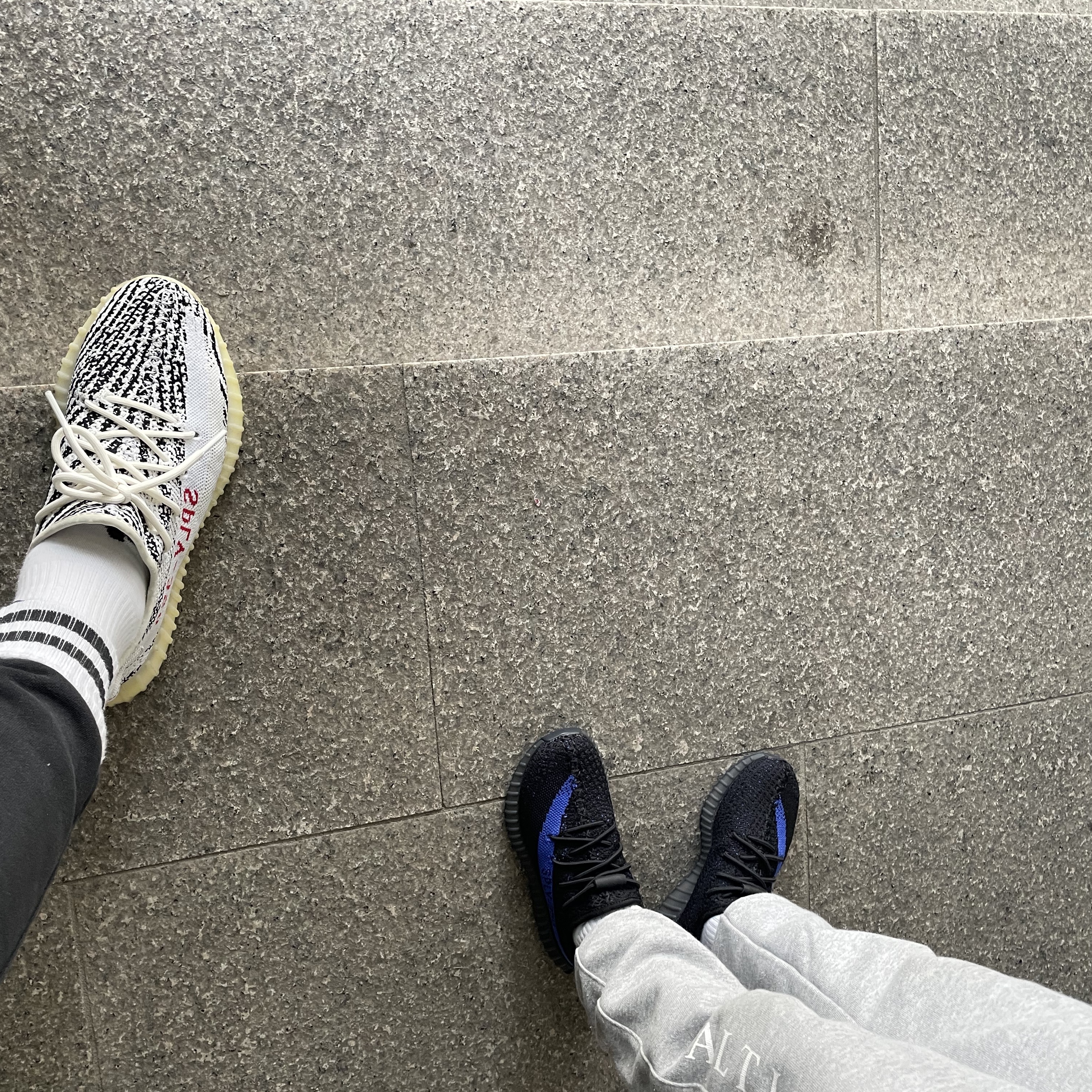 Adidas Yeezy Boost 350 V2 Zebra 2022/2023, (Kids) Adidas Yeezy Boost 350 V2 Dazzling Blue 착용 스타일