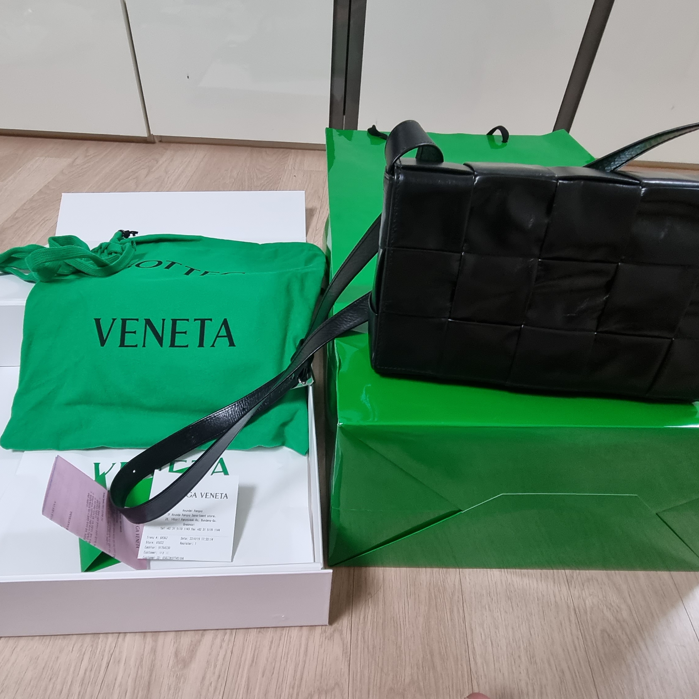 Bottega Veneta Leather Cassette Black 착용 스타일 - 3