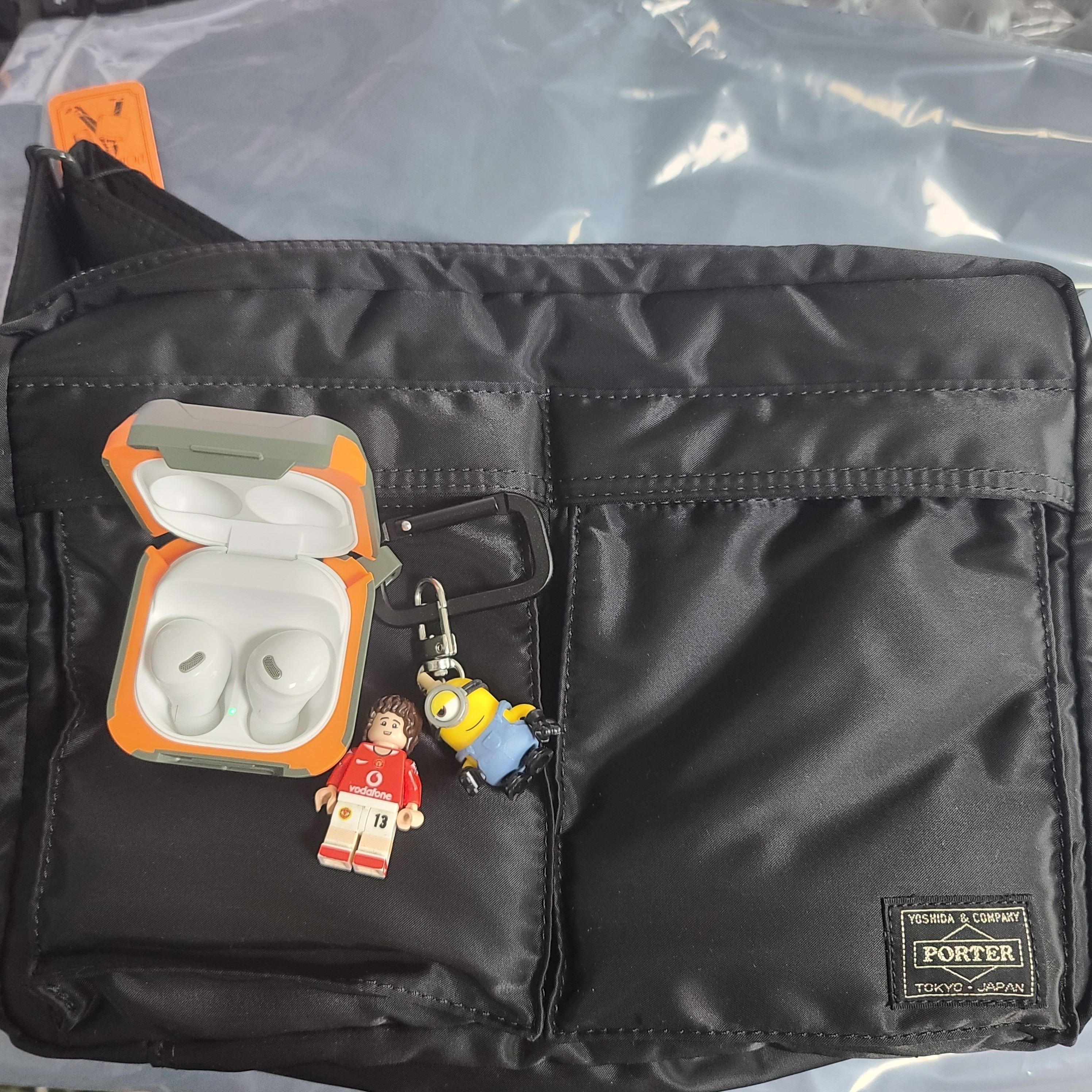Porter Tanker Shoulder Bag L Black 착용 스타일 - 1