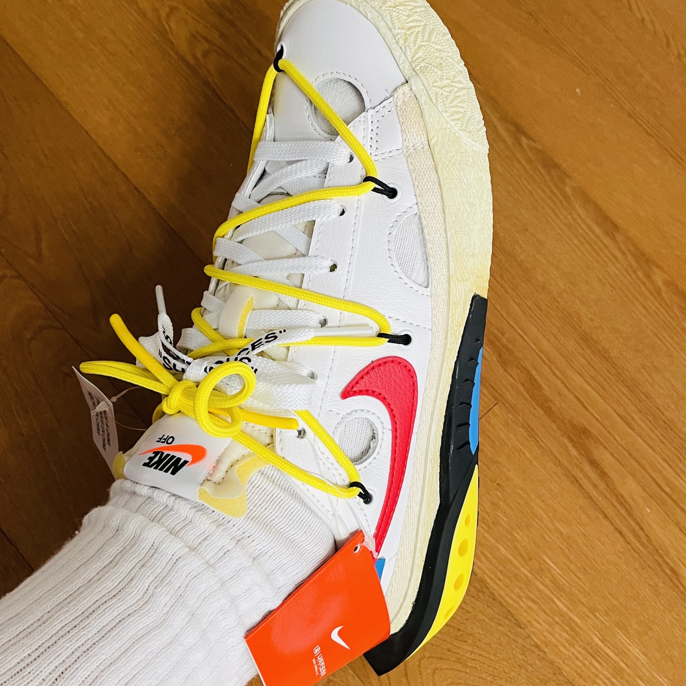 Nike x Off-White Blazer Low '77 White and University Red 착용 스타일 - 1
