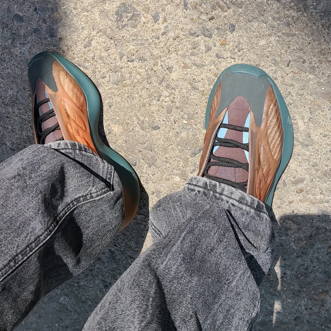 Adidas Yeezy 700 V3 Copper Fade 착용 스타일 - 1