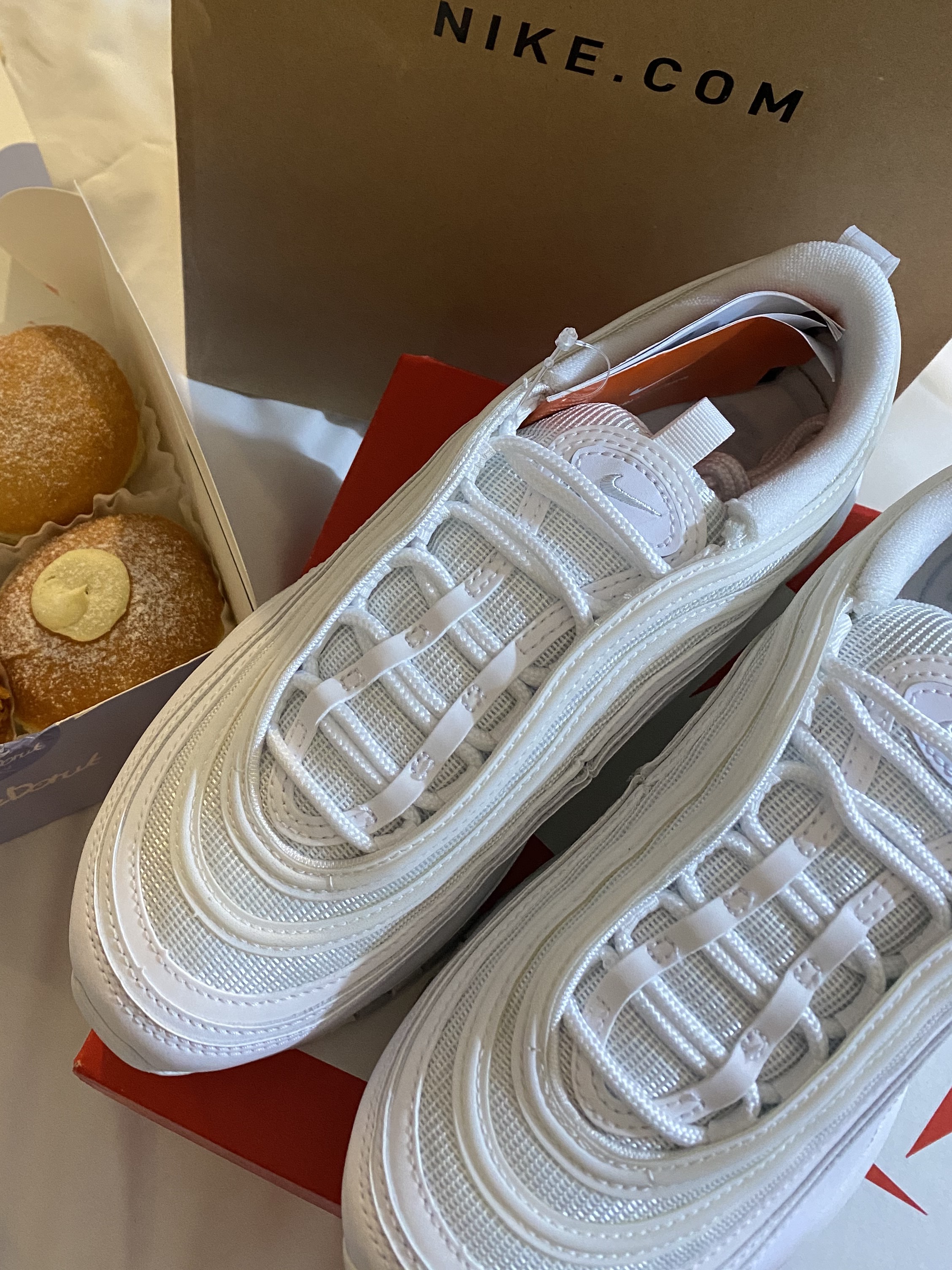 Nike Air Max 97 Triple White Wolf Grey 착용 스타일