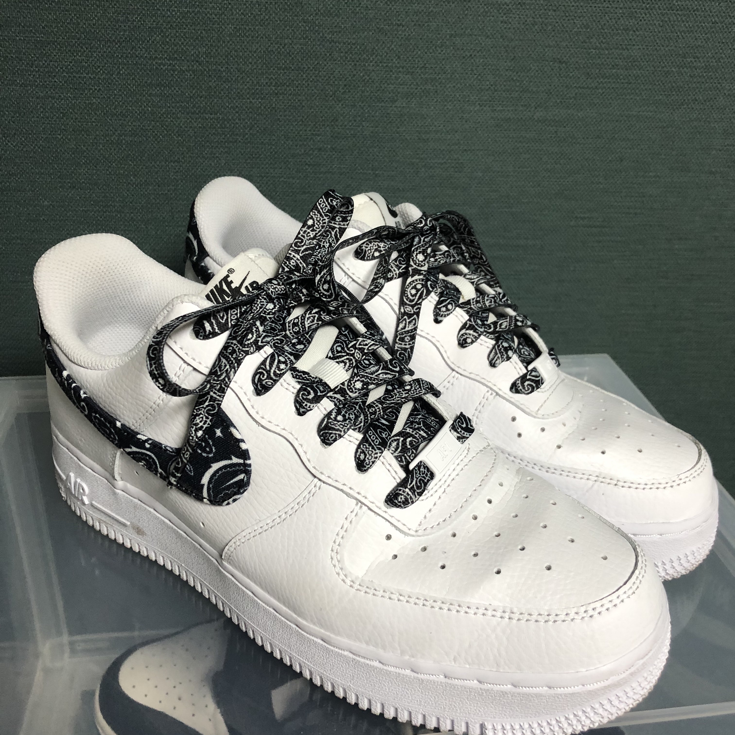 (W) Nike Air Force 1 '07 Essential Paisley Swoosh White Black 착용 스타일