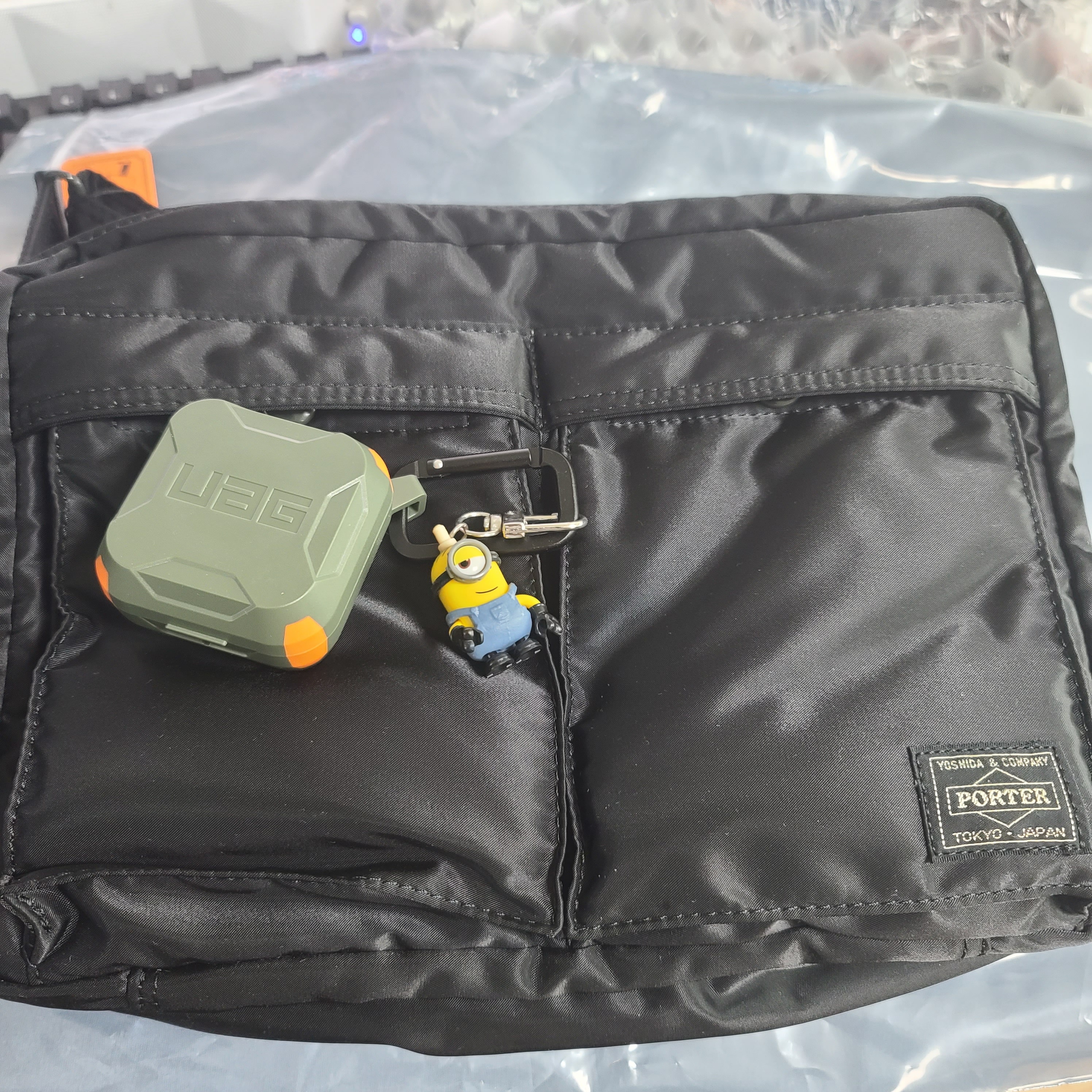 Porter Tanker Shoulder Bag L Black 착용 스타일 - 2