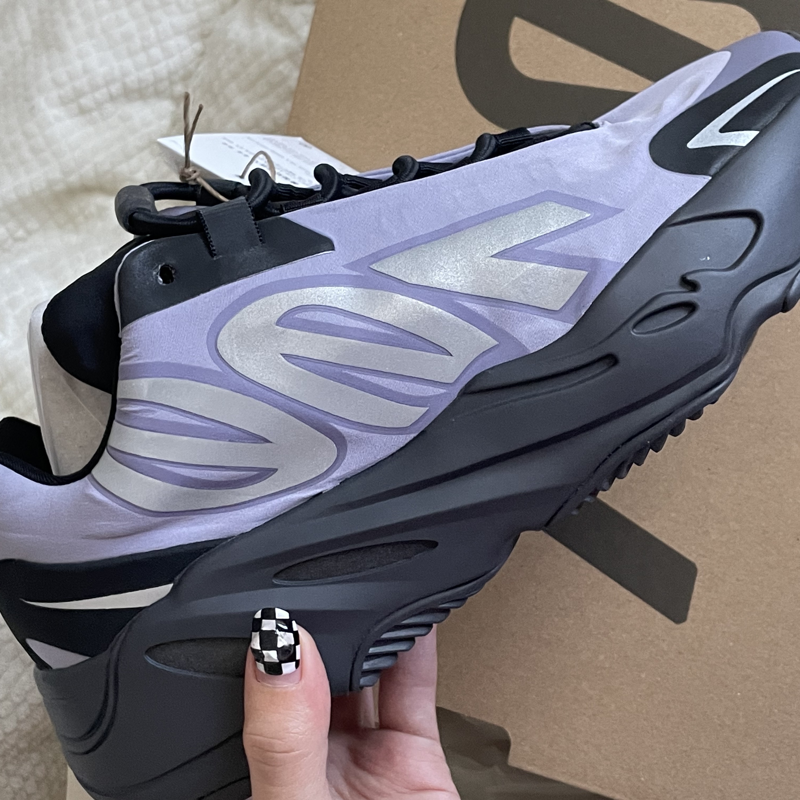 Adidas Yeezy Boost 700 MNVN Geode 착용 스타일 - 1