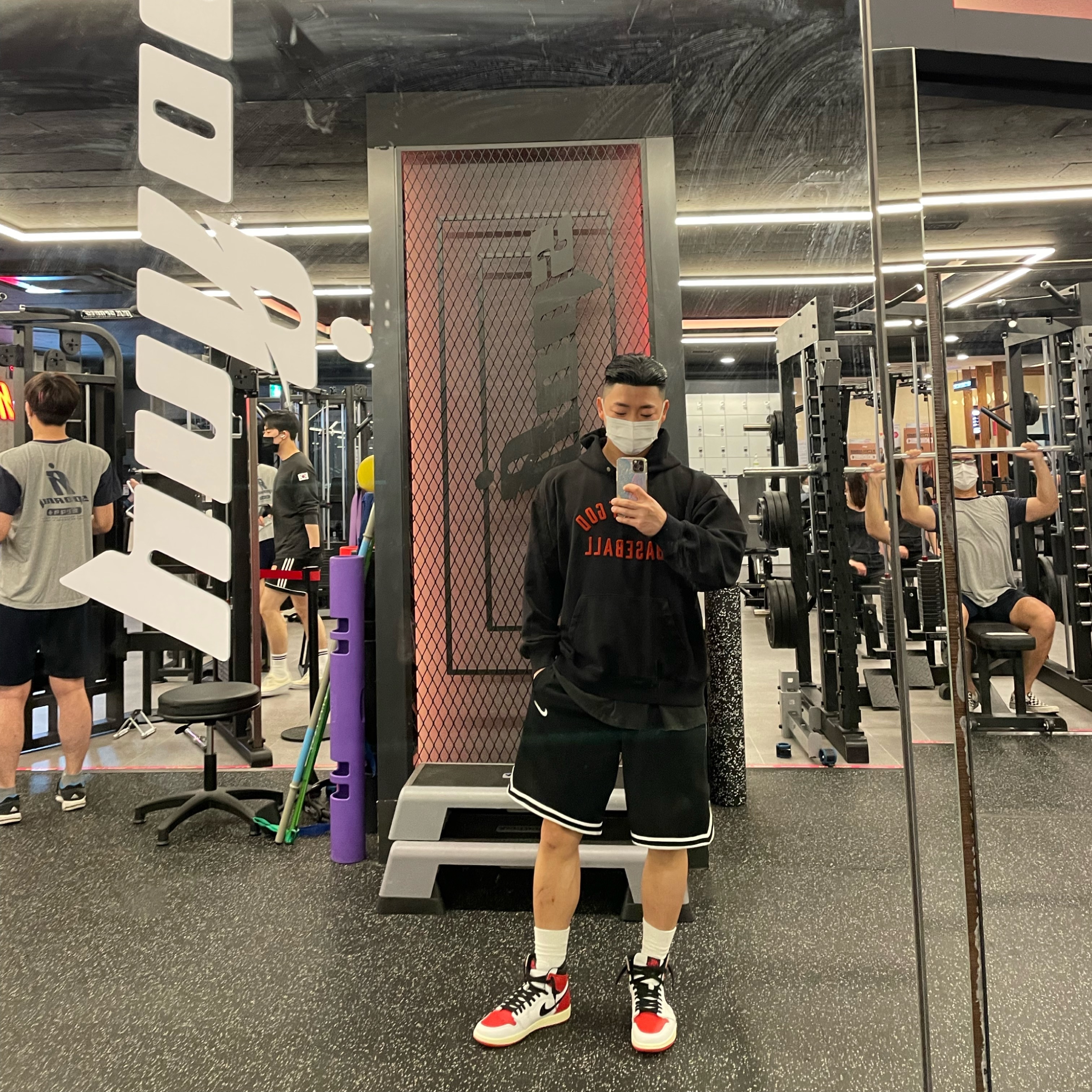 Jordan 1 Retro High OG Heritage, Fear of God Baseball Hoodie Vintage Black 착용 스타일