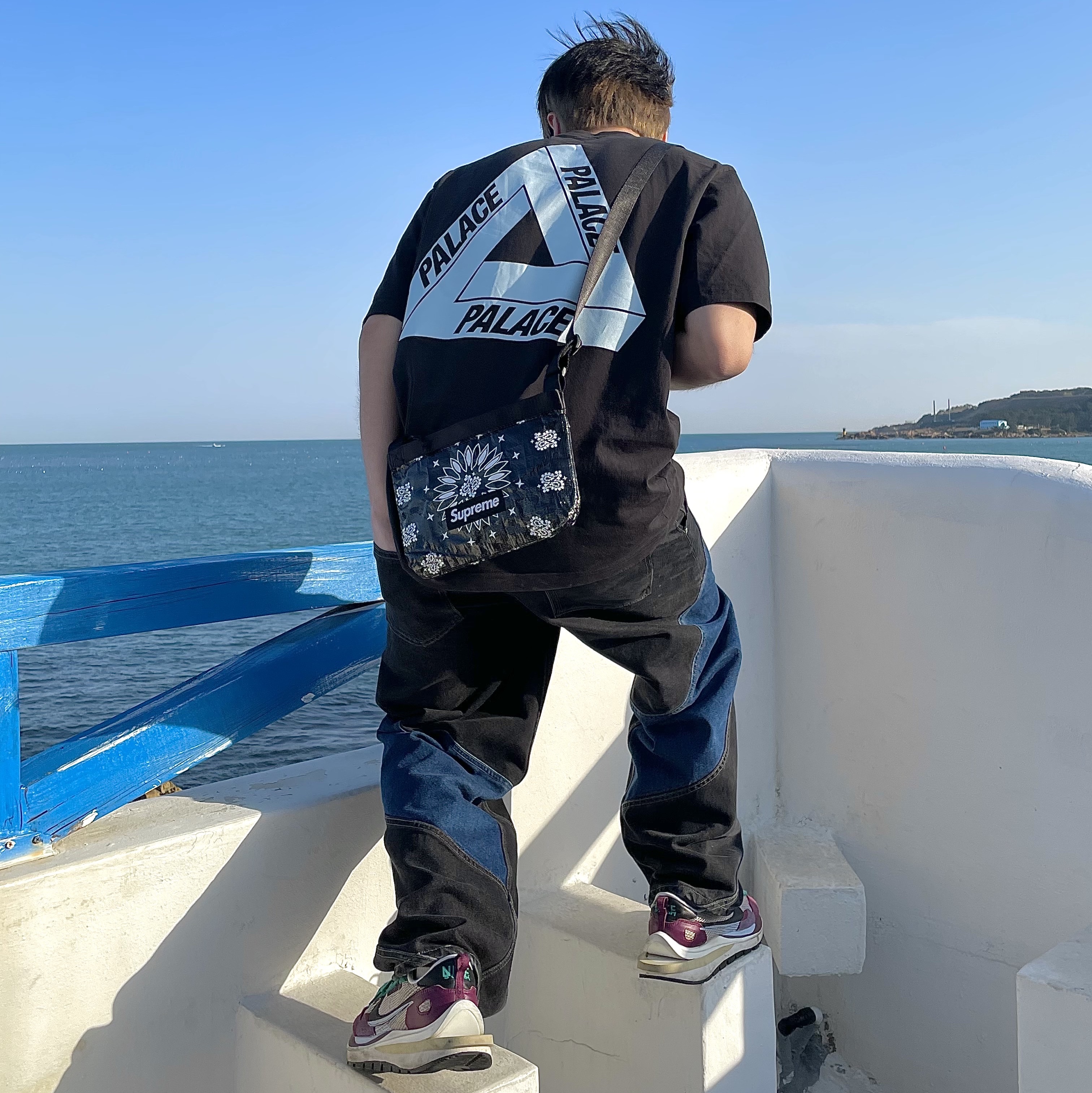 Supreme Bandana Tarp Side Bag Black - 21SS, Palace Tri-To-Help T-Shirt Baby Blue - 20FW 착용 스타일 - 1