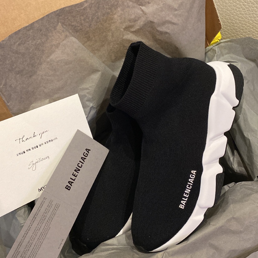 (W) Balenciaga Speed Trainer Black White 2021/2022 착용 스타일 - 1
