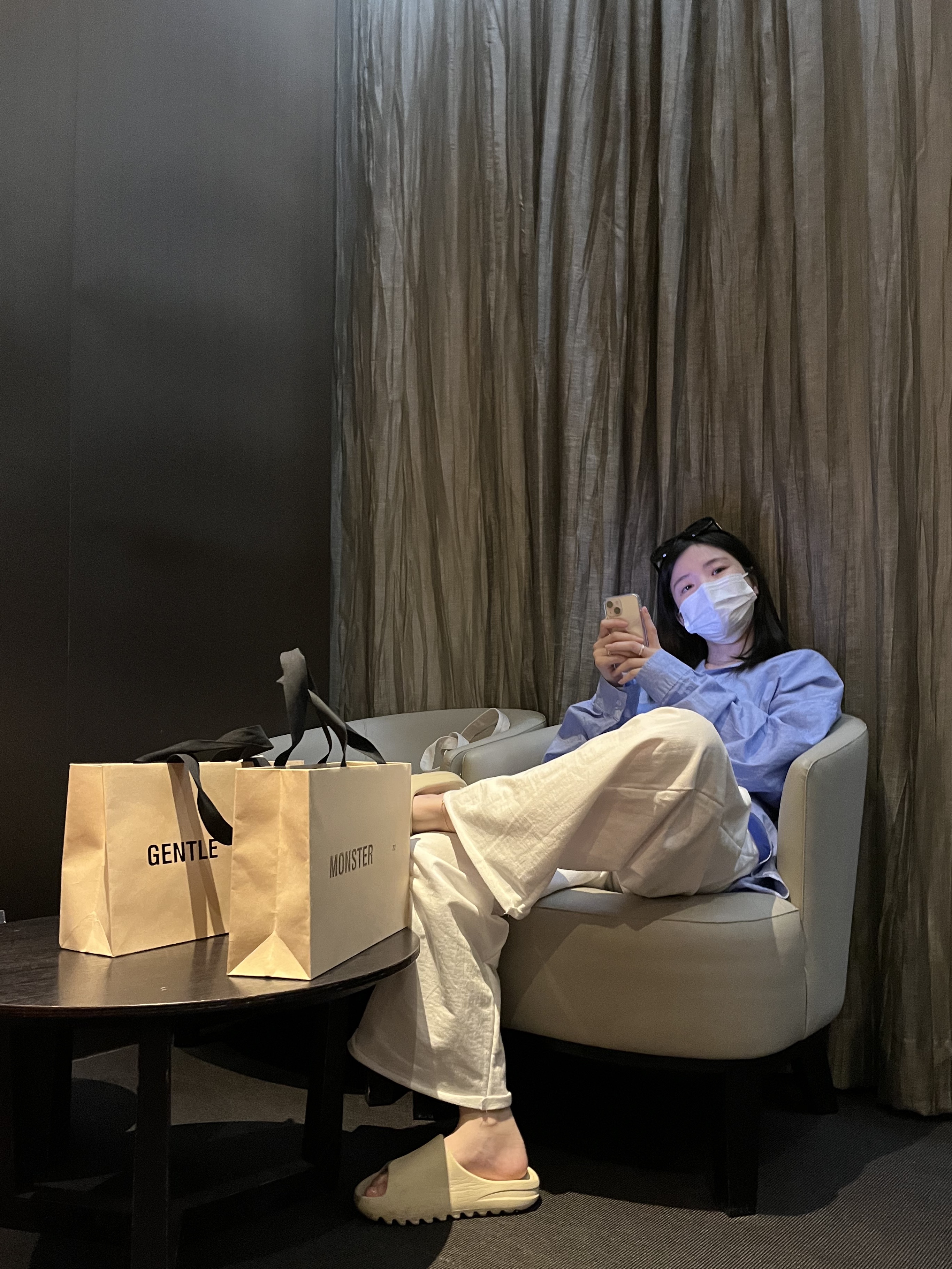 Adidas Yeezy Slide Bone, A.P.C. Laure Tote Bag Blue 착용 스타일 - 1