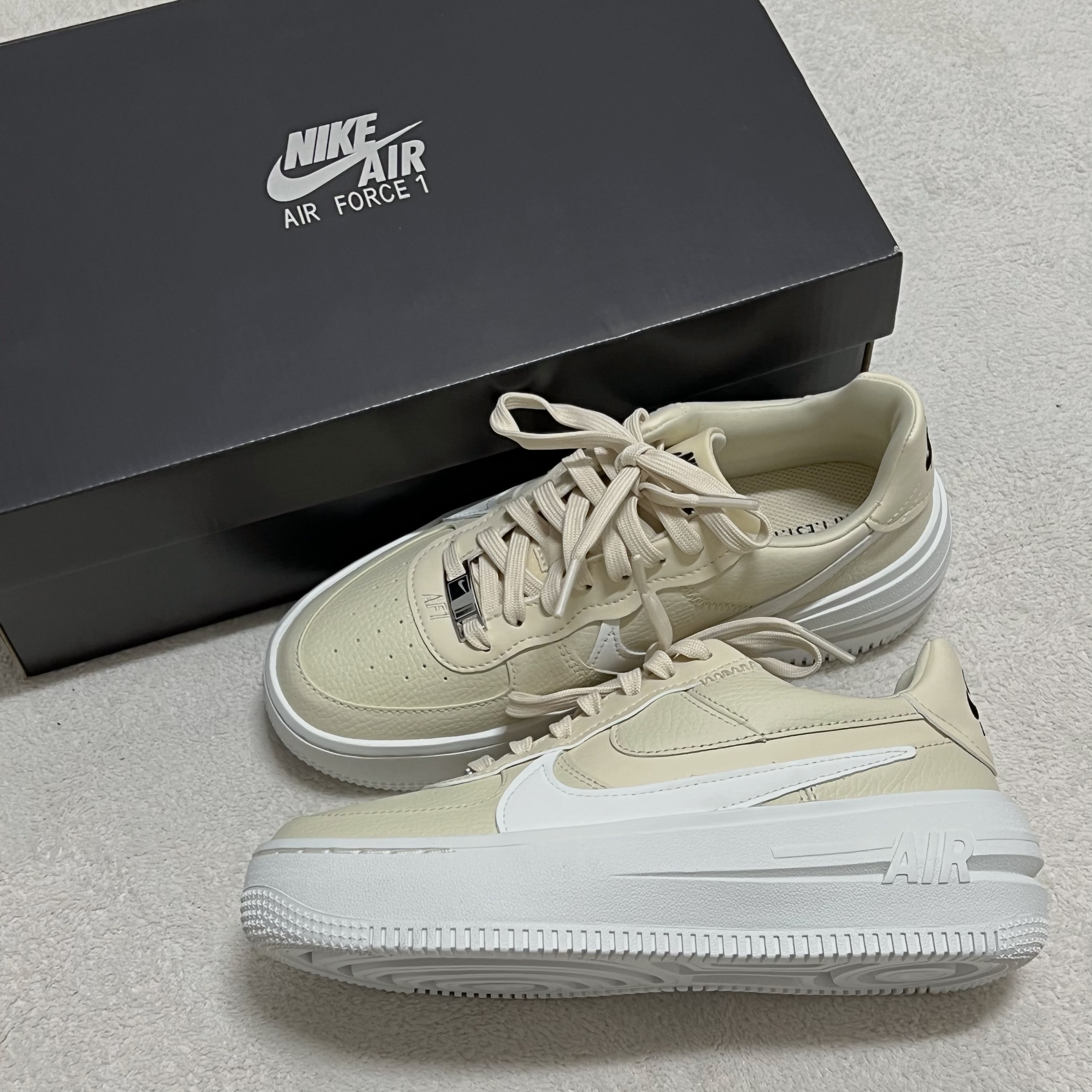 (W) Nike Air Force 1 PLT.AF.ORM Fossil and White 착용 스타일 - 2