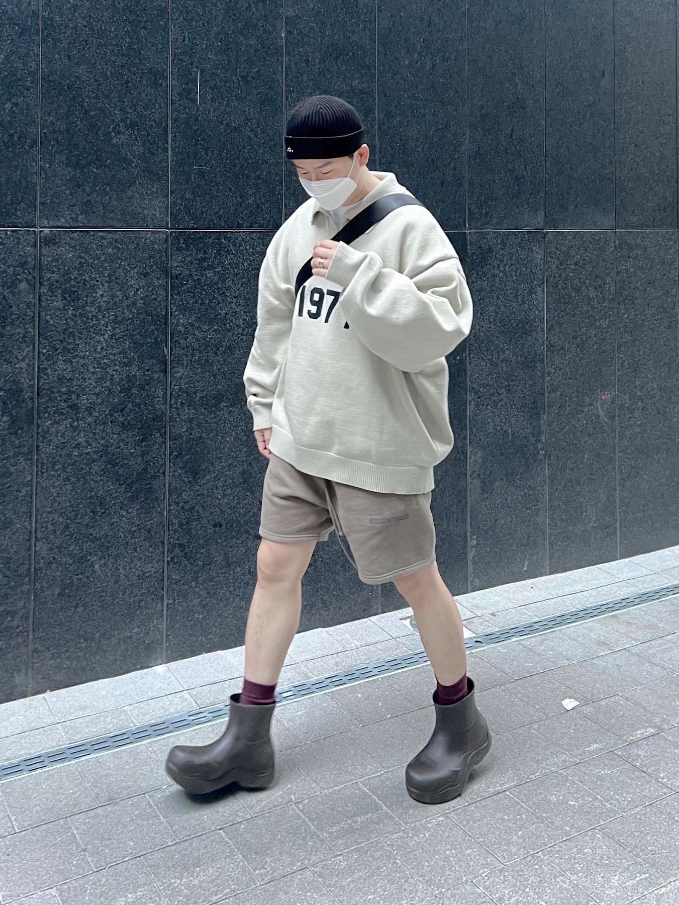 Bottega Veneta Puddle Ankle Boots Fondant, Essentials 1977 Knit Long Sleeve Polo Wheat - 22SS 착용 스타일 - 2