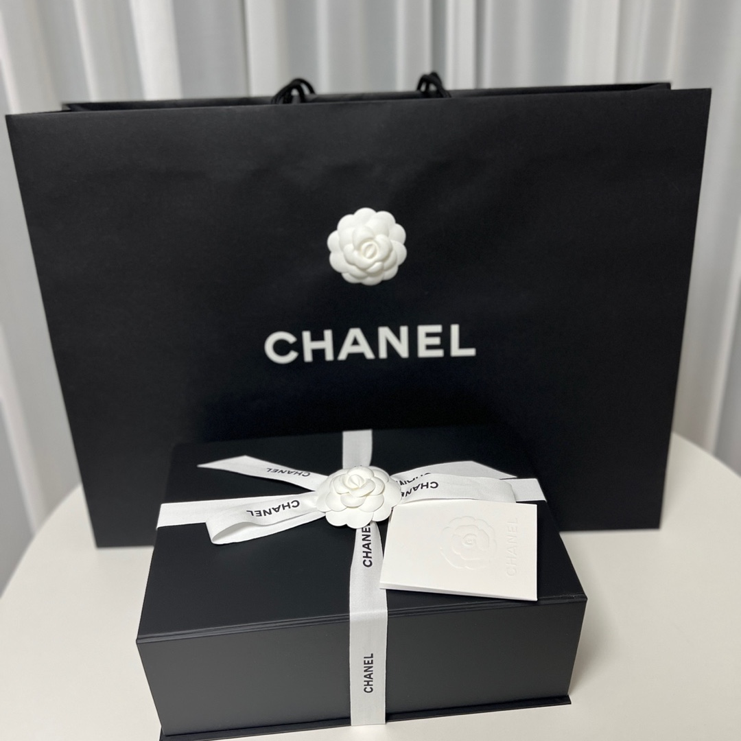 Chanel Small Classic Handbag Lambskin & Silver Black 착용 스타일 - 2