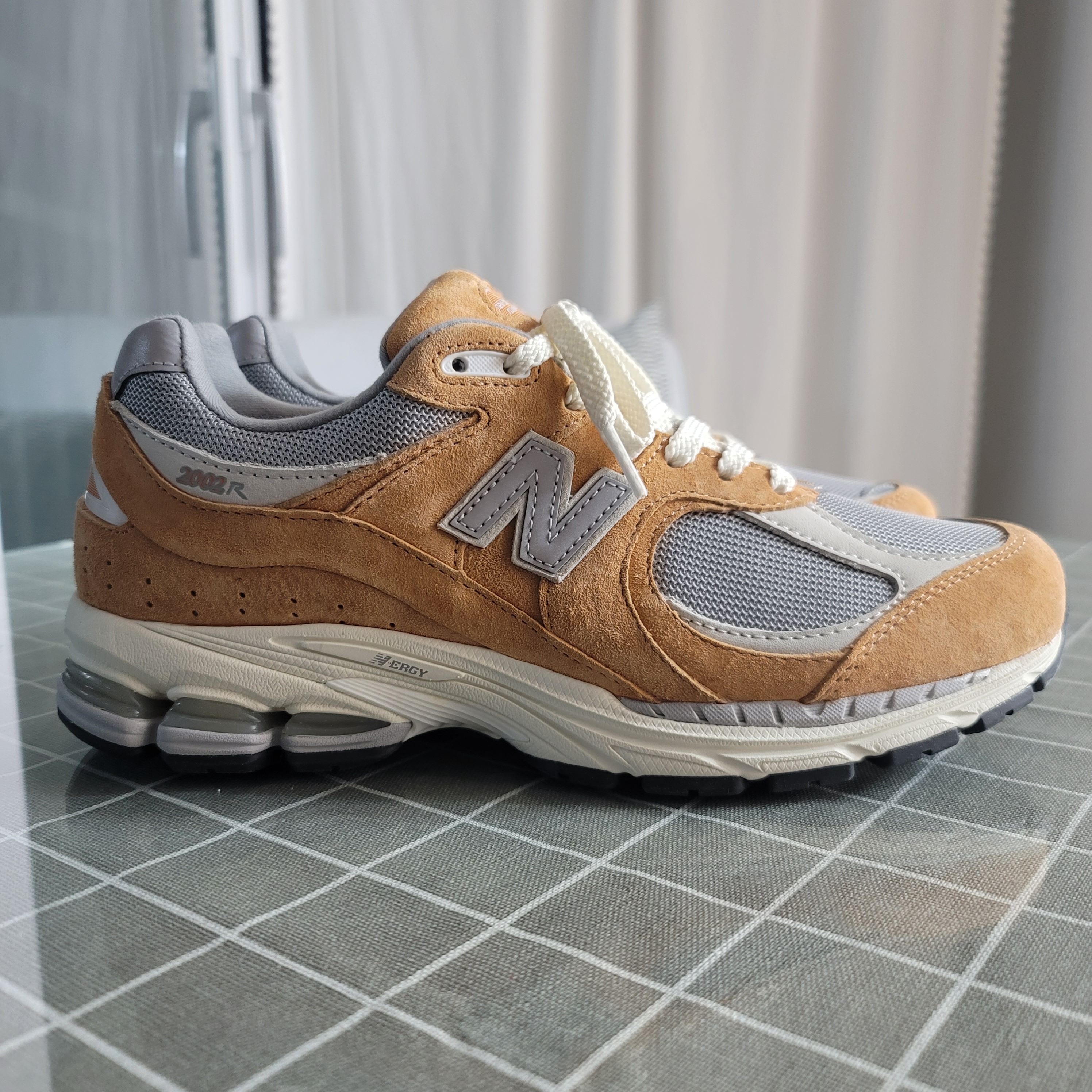 New Balance 2002R Special Vintage Beige 착용 스타일 - 4