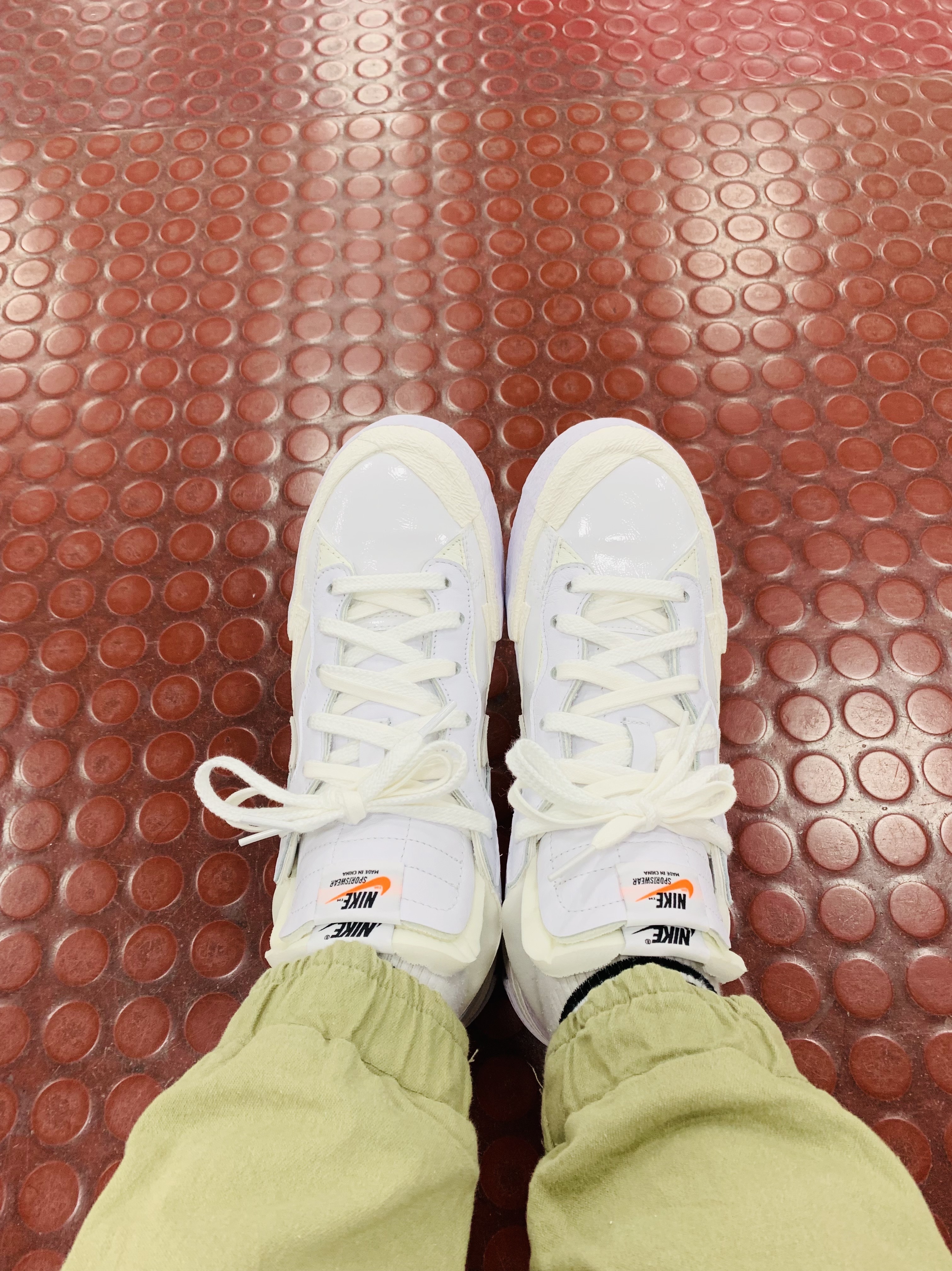 Nike x Sacai Blazer Low White Patent Leather 착용 스타일
