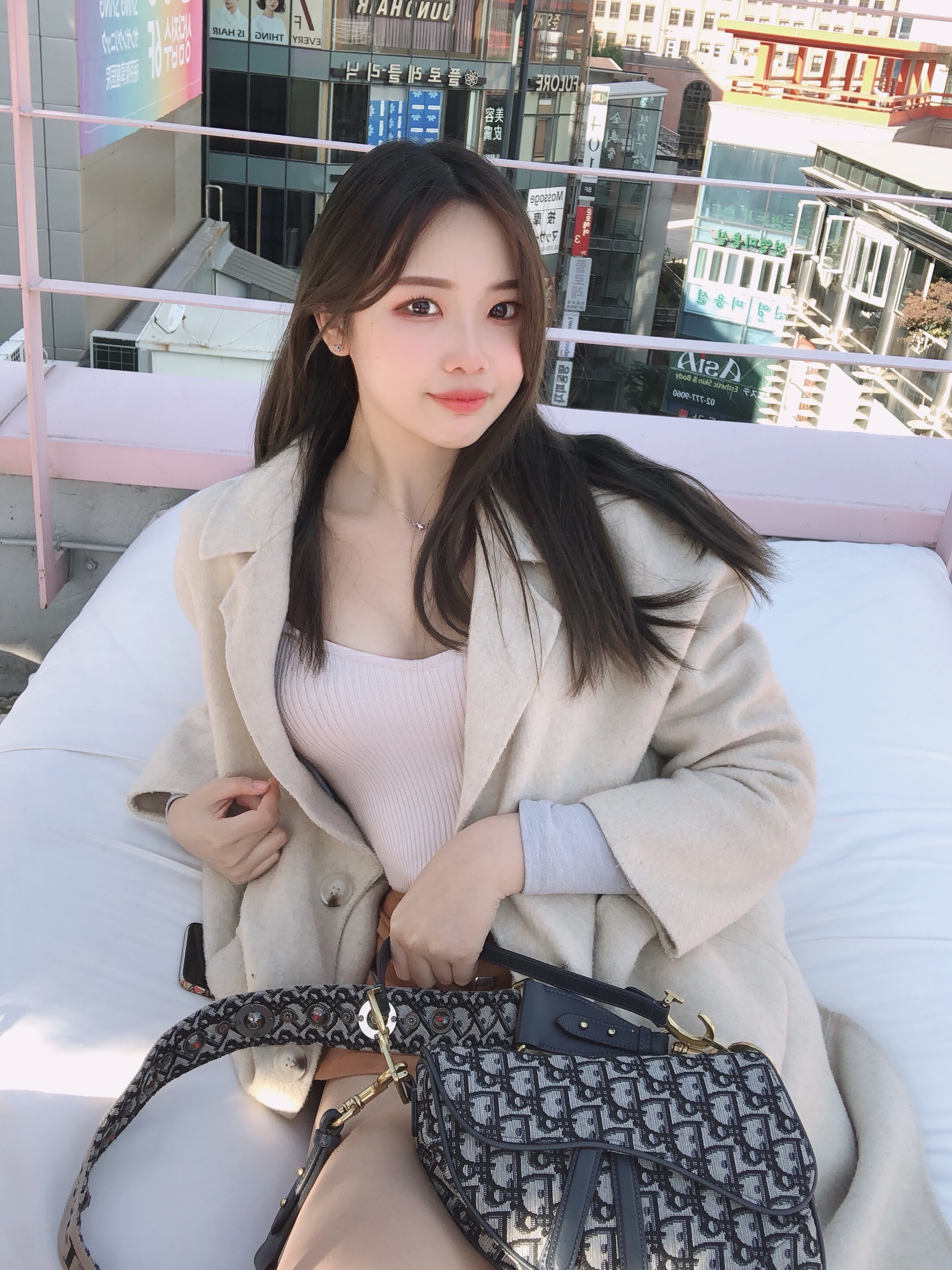 Dior Mini Saddle Bag Blue Dior Oblique Jacquard 착용 스타일 - 2