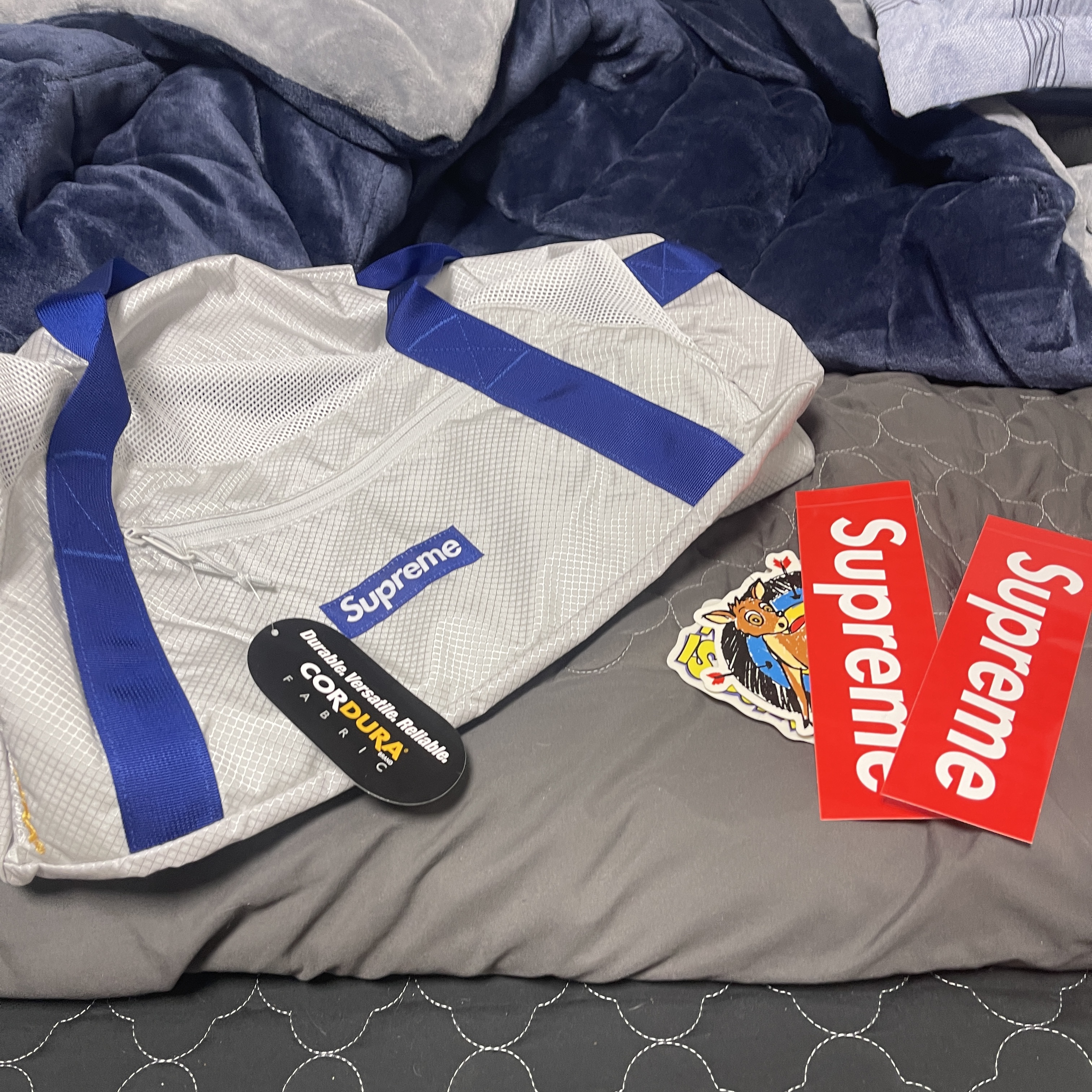 Supreme Duffle Bag Silver - 22SS 착용 스타일
