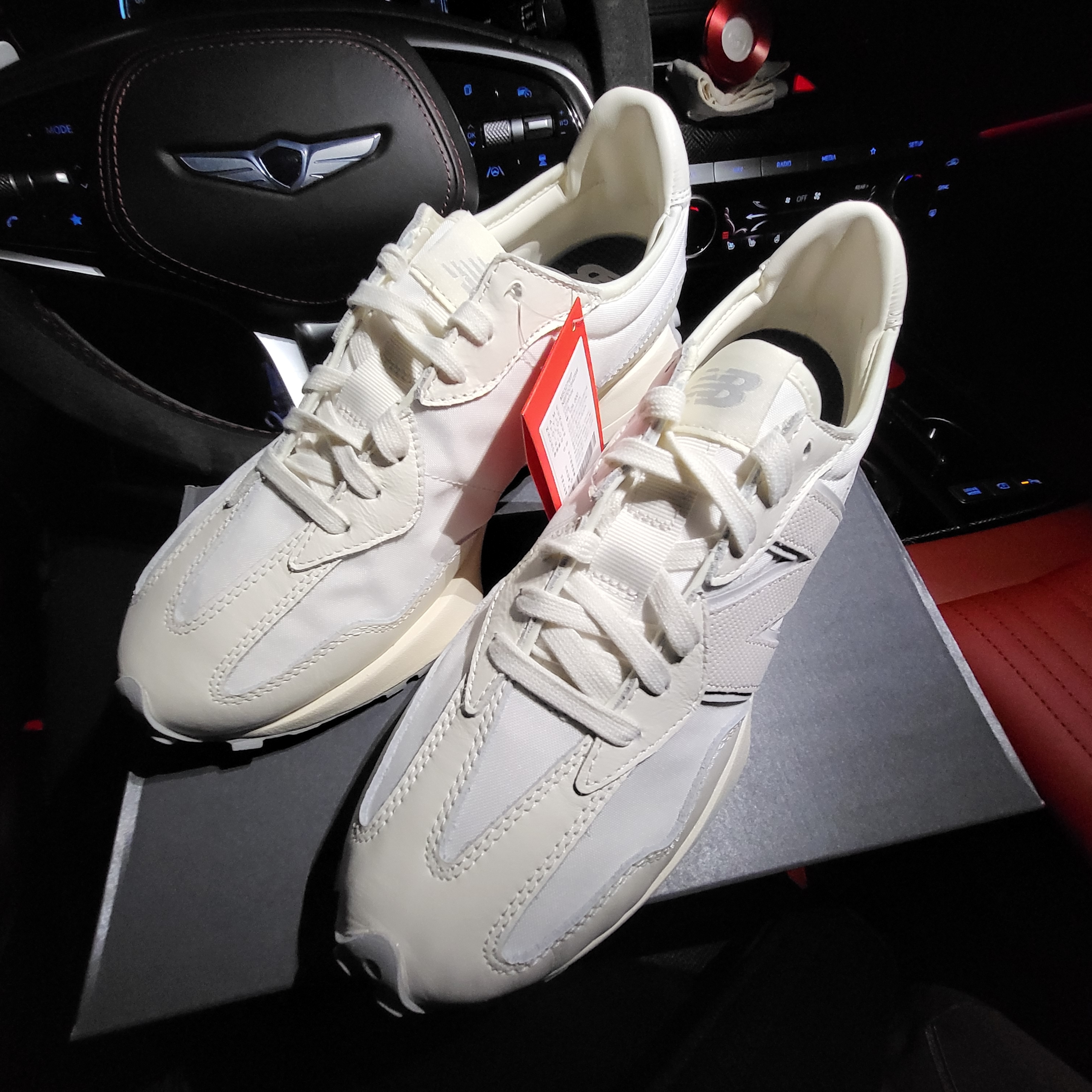 New Balance 327 Shifted White Pack 착용 스타일