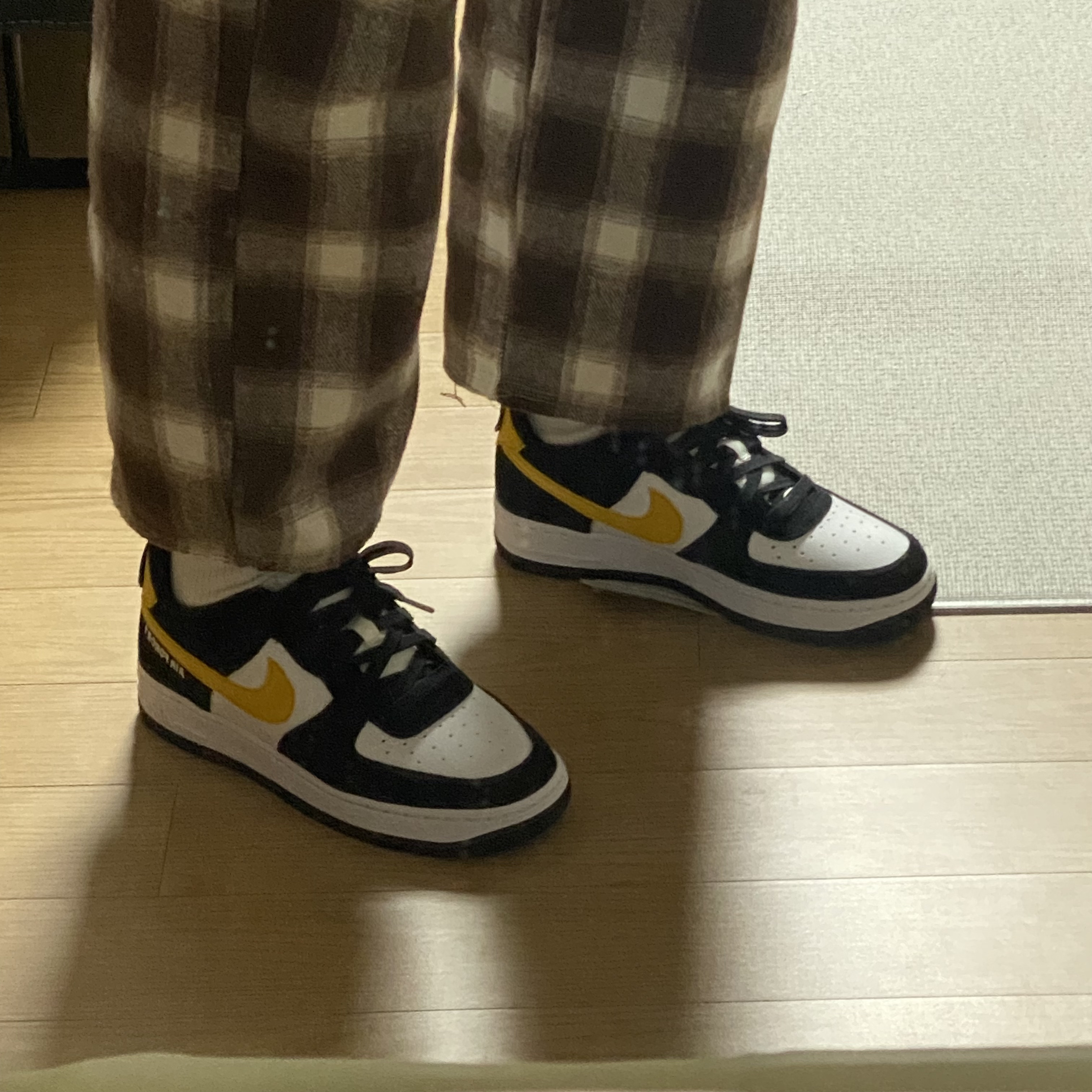 Nike Air Force 1 '07 LV8 Athletic Club Black Dark Sulfur, (GS) Nike Air Force 1 LV8 Athletic Club Black Dark Sulfur 착용 스타일 - 4