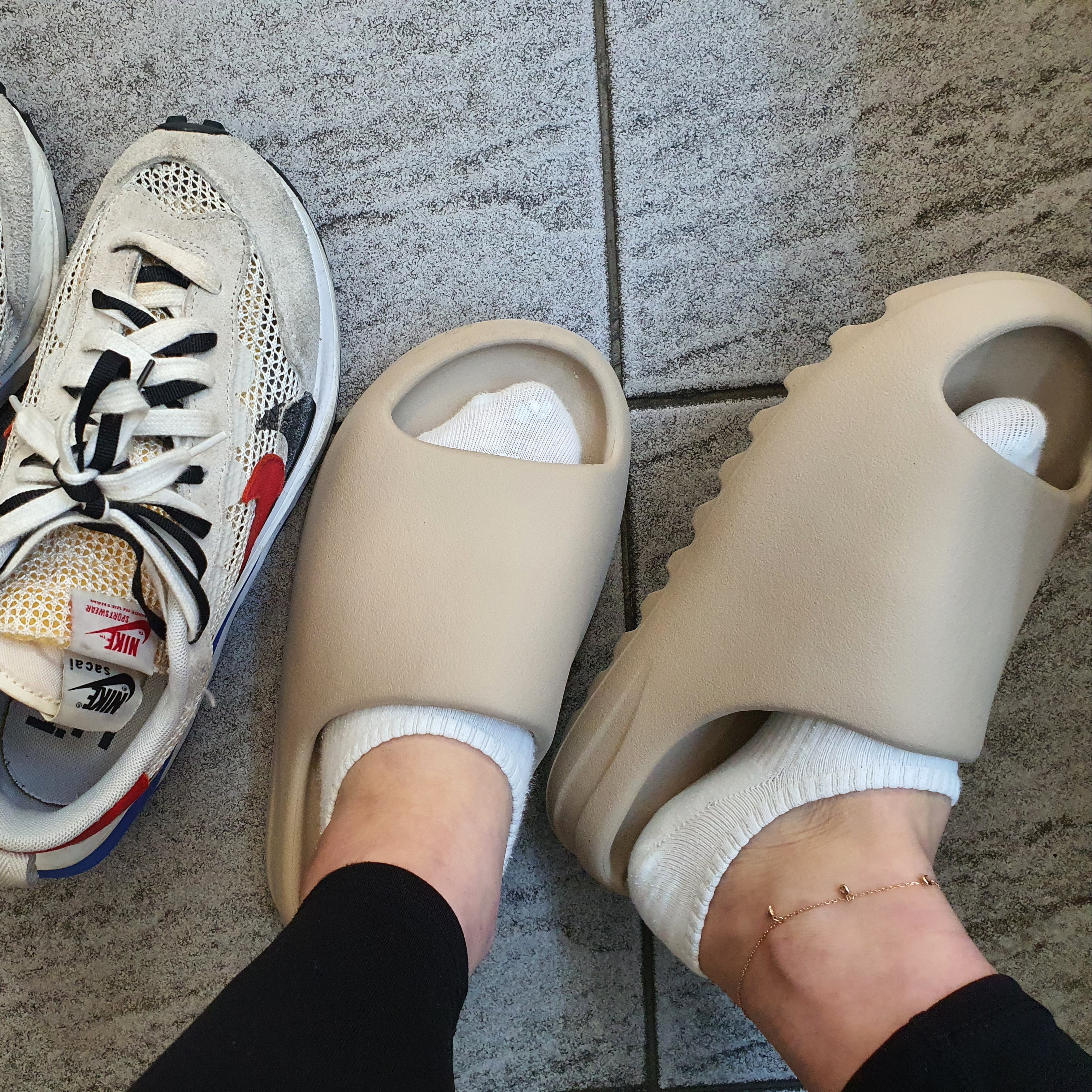 Nike x Sacai VaporWaffle Royal Fuchsia, Adidas Yeezy Slide Pure - Re-Release Ver. 착용 스타일
