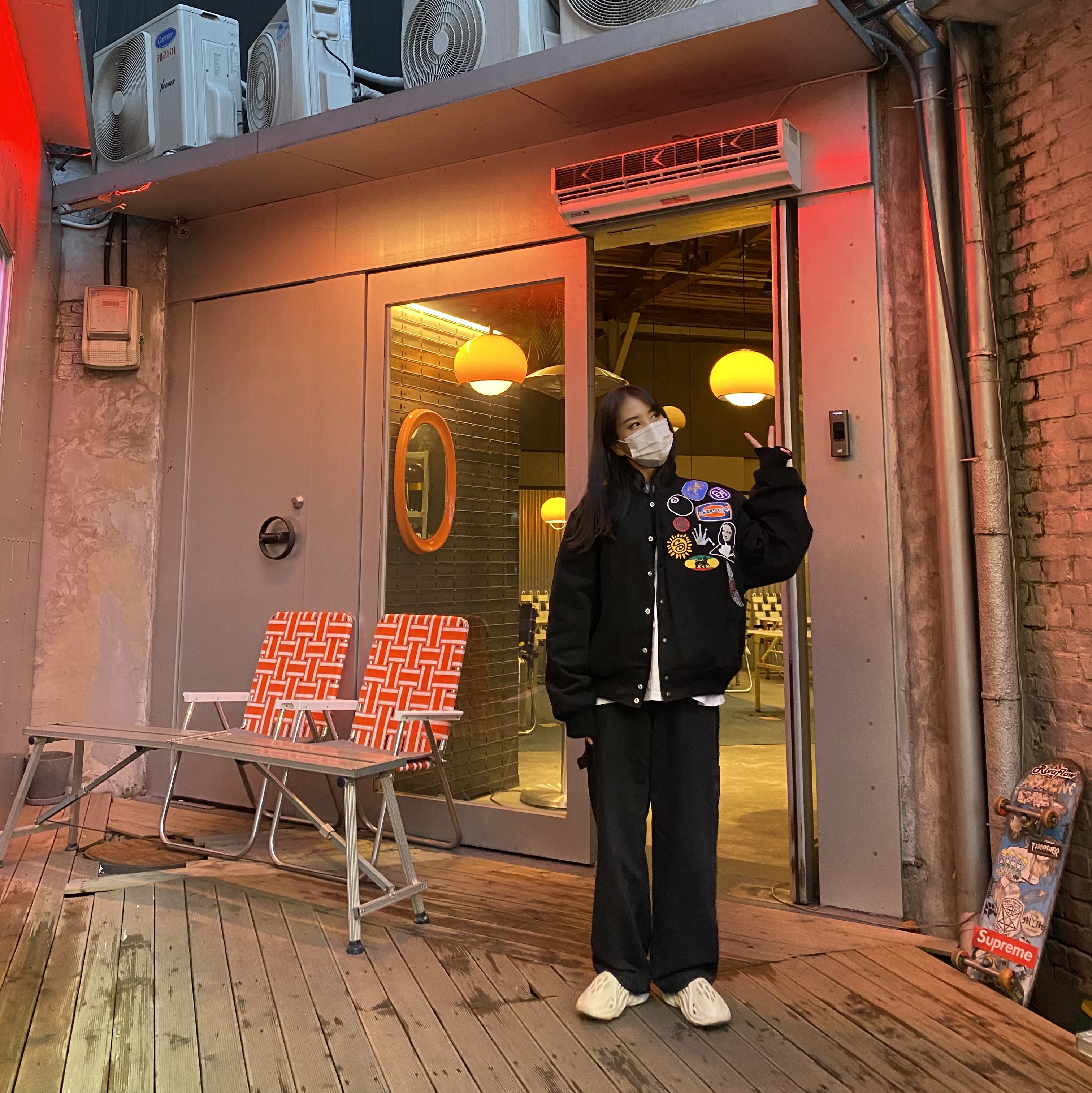 Stussy Souvenir Stadium Bomber Black, Adidas Yeezy Foam RNNR Sand 착용 스타일