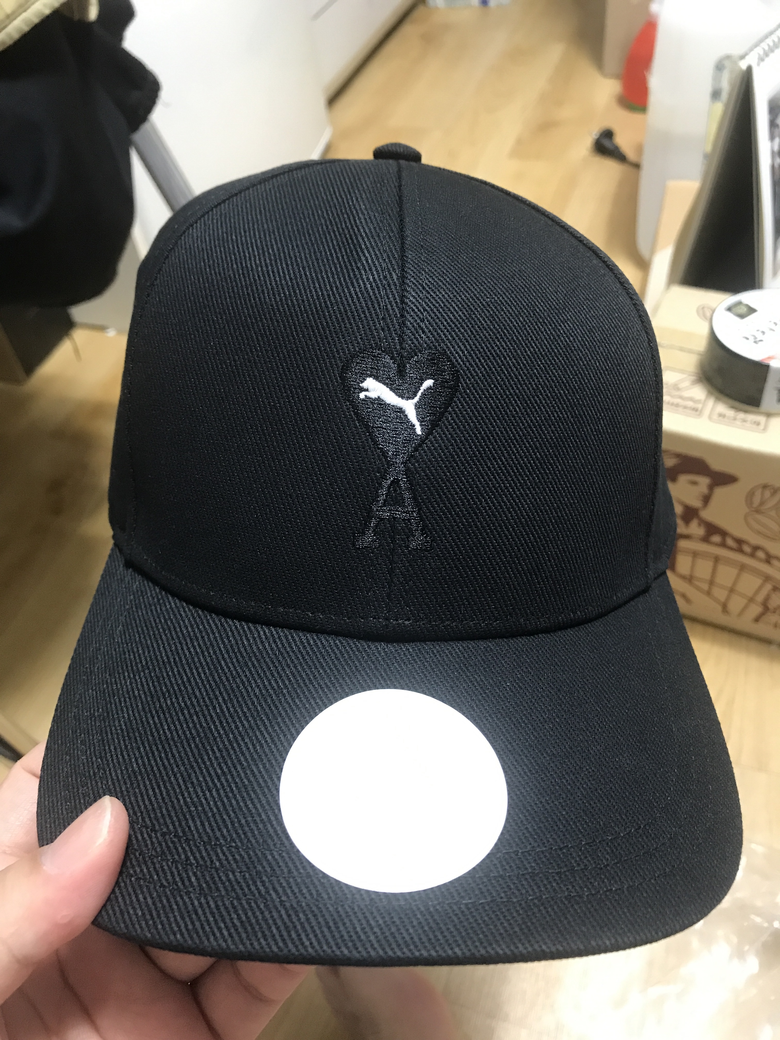 Puma x AMI Low Curve Cap Black 착용 스타일 - 1
