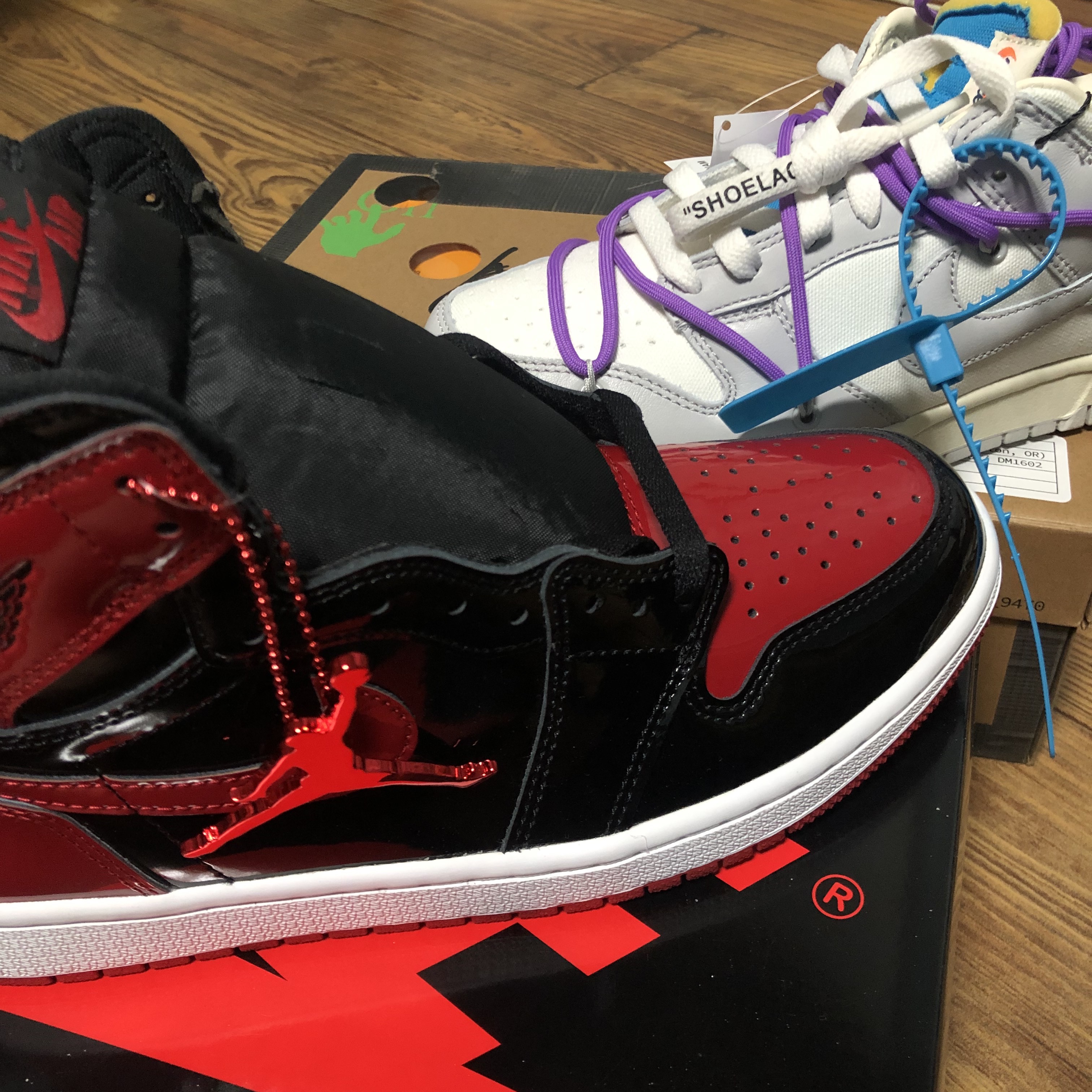 Jordan 1 Retro High OG Patent Bred, Nike x Off-White Dunk Low The 50 - Lot 47 착용 스타일