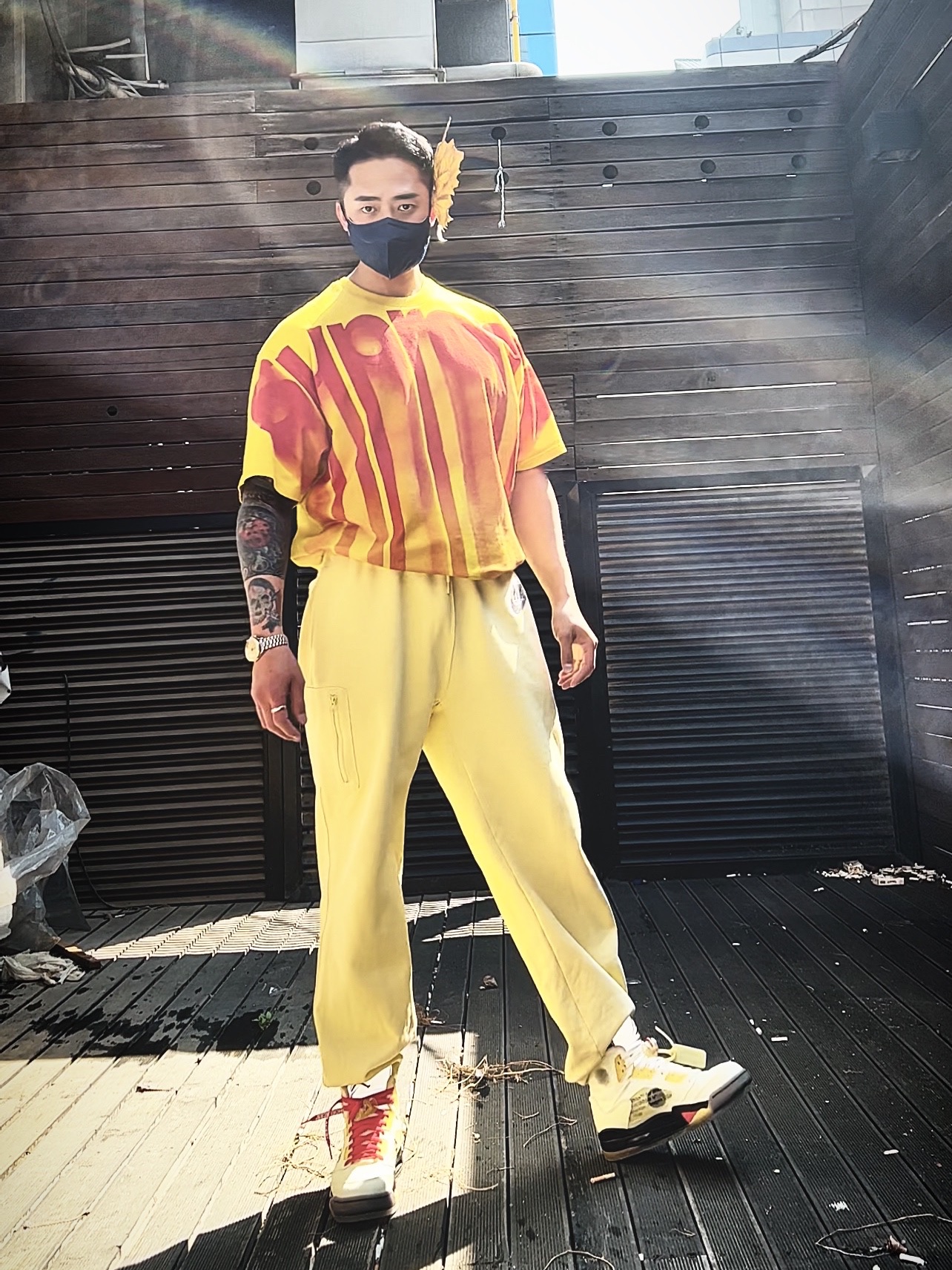 Supreme Bleed Logo S/S Top White - 20FW, Supreme x Nike Cargo Sweatpants Pale Yellow - 21SS 착용 스타일