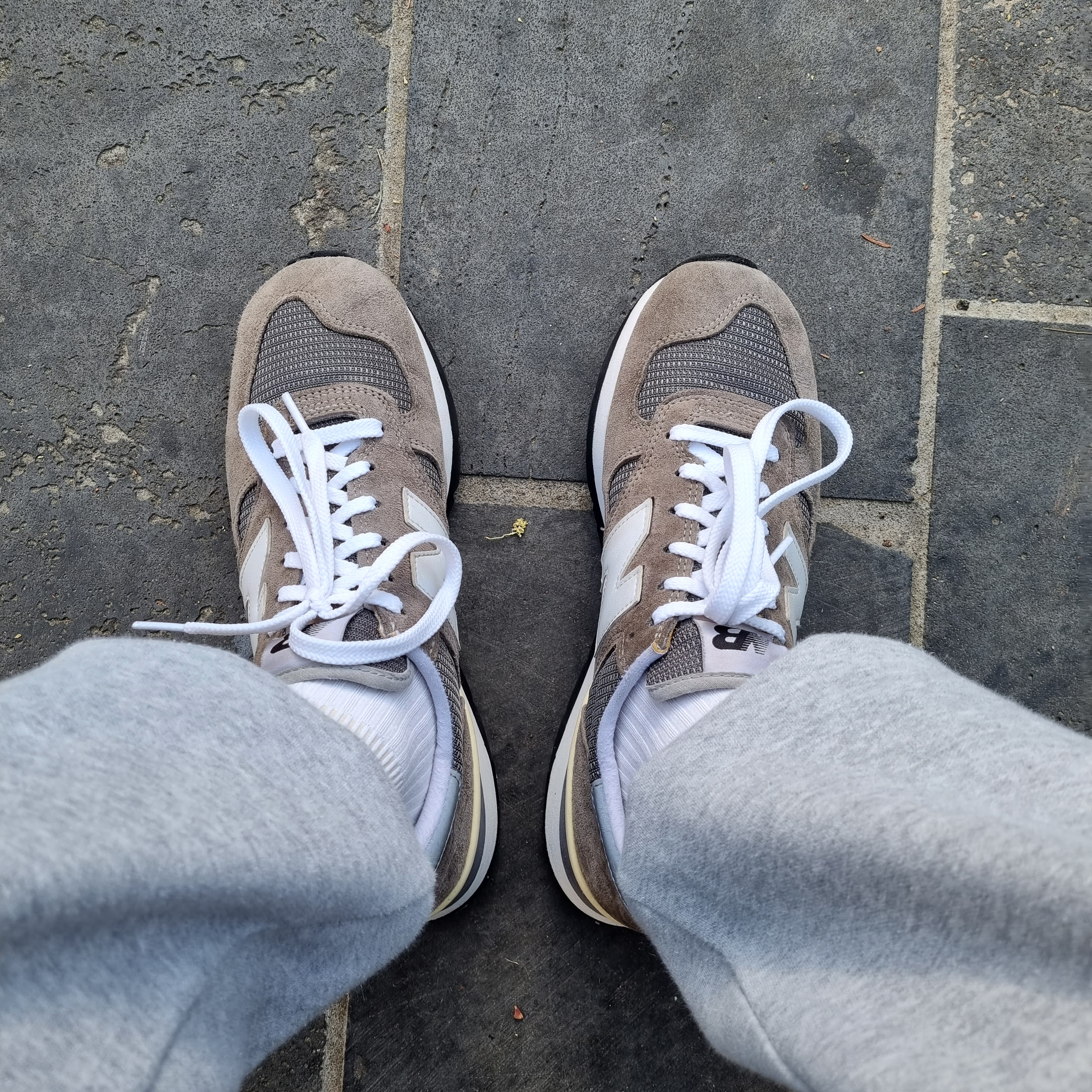 New Balance 990 Made in USA Grey 착용 스타일 - 2