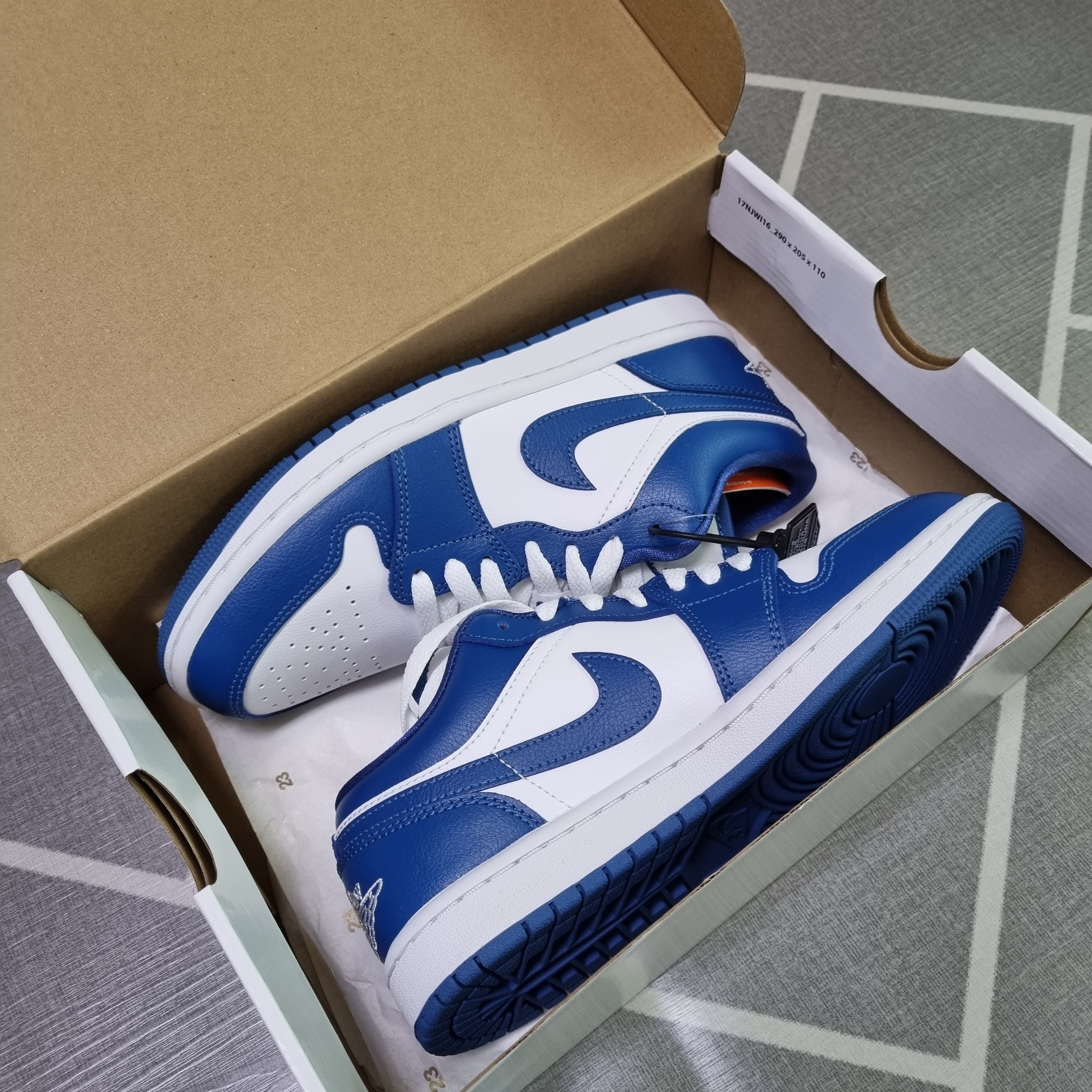 (W) Jordan 1 Low White Dark Marina Blue 착용 스타일 - 1