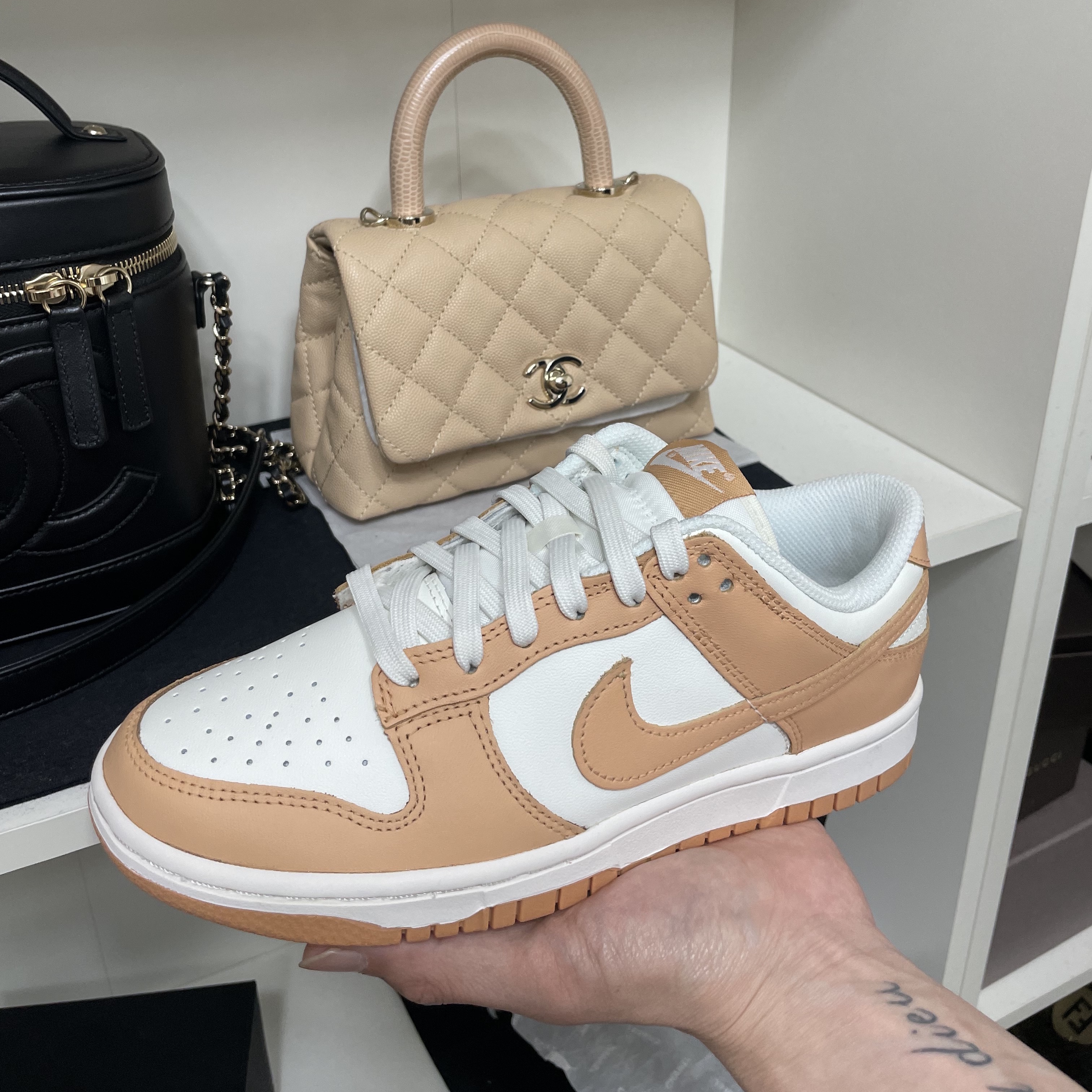 (W) Nike Dunk Low Harvest Moon, Chanel Mini Flap Bag with Top Handle Grained Calfskin & Gold Light Yellow 착용 스타일