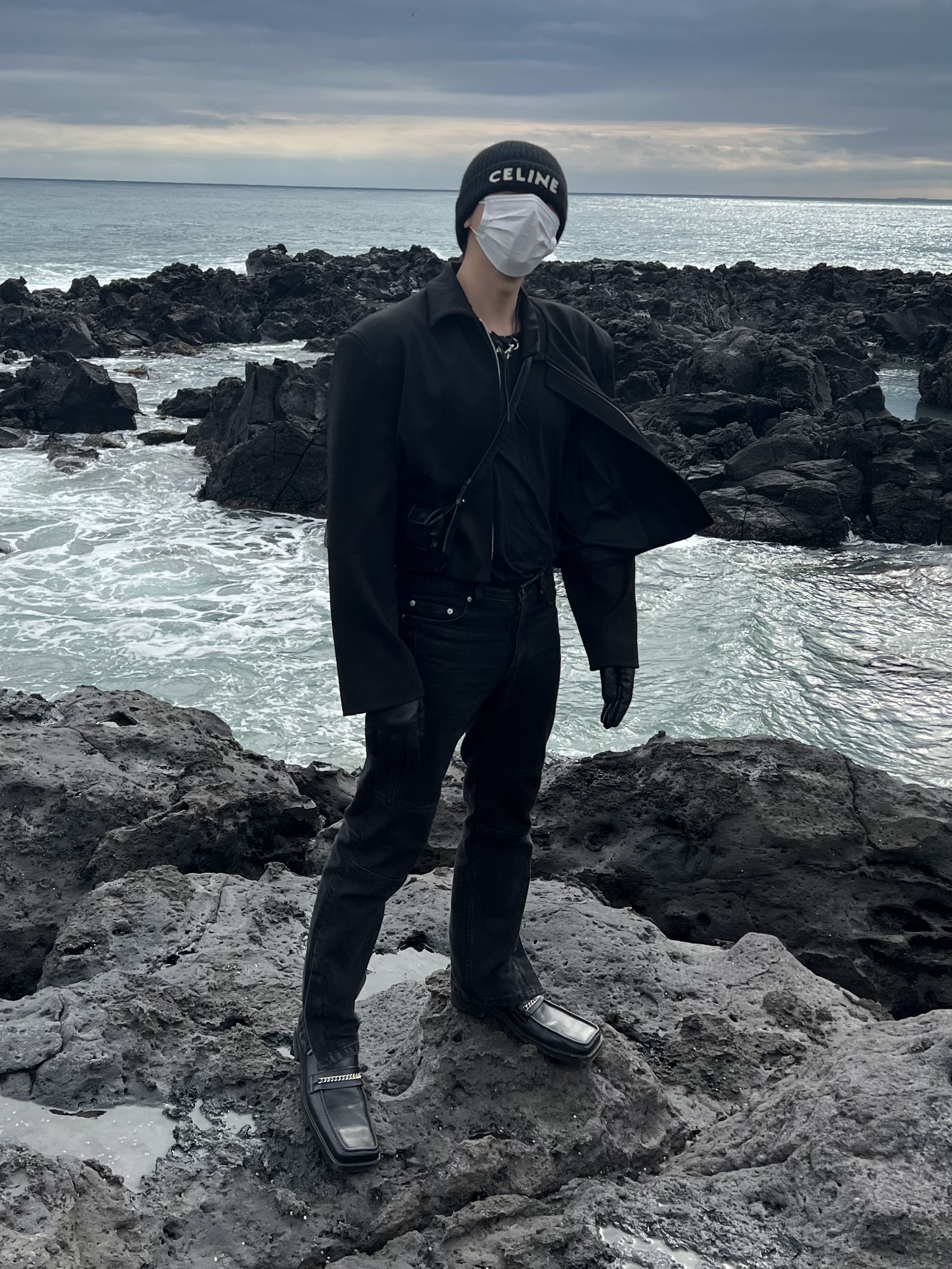 Our Legacy Ladon Leather Keychain Black, Celine Embroidered Knit Wool Beanie Black 착용 스타일 - 1