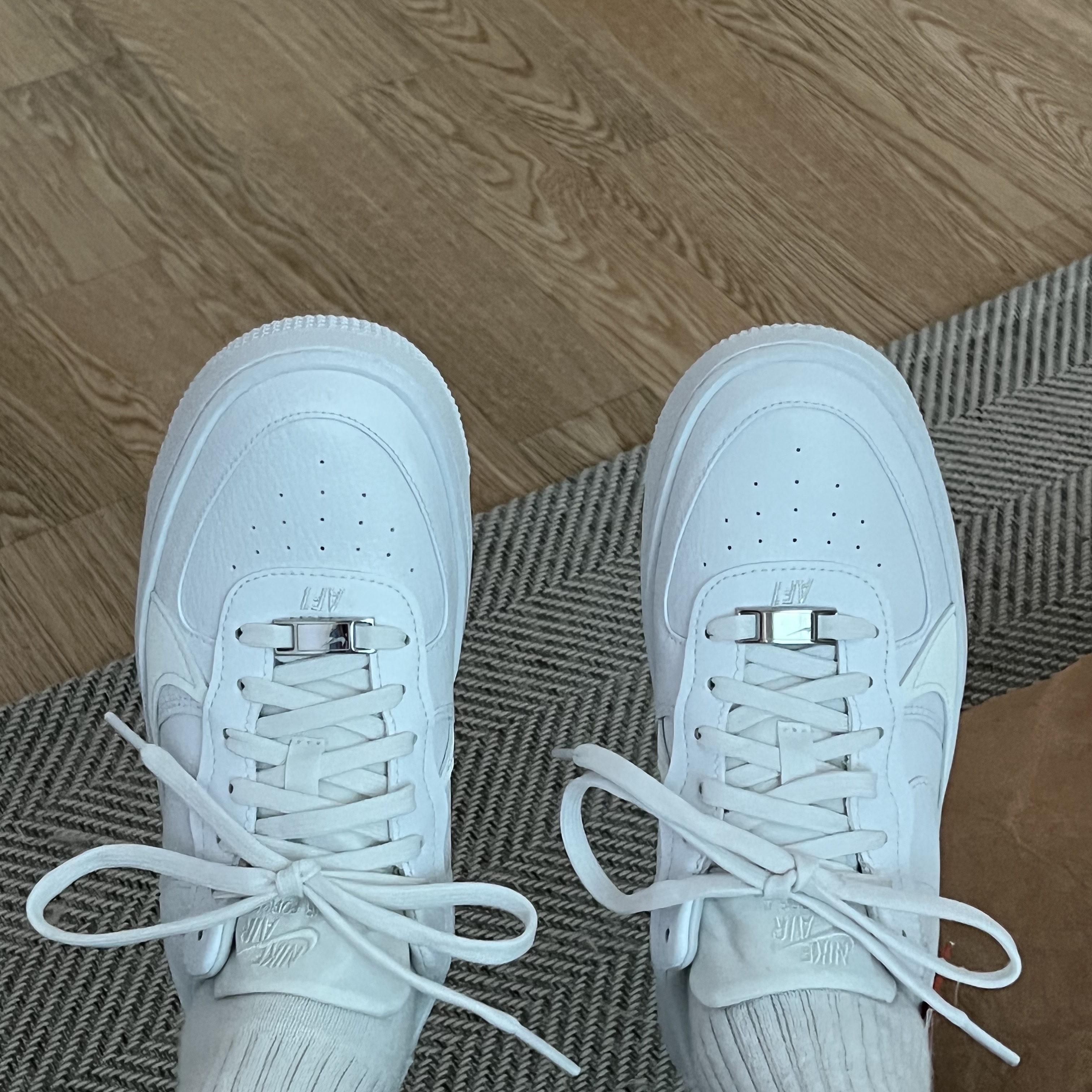(W) Nike Air Force 1 PLT.AF.ORM Triple White 착용 스타일 - 2