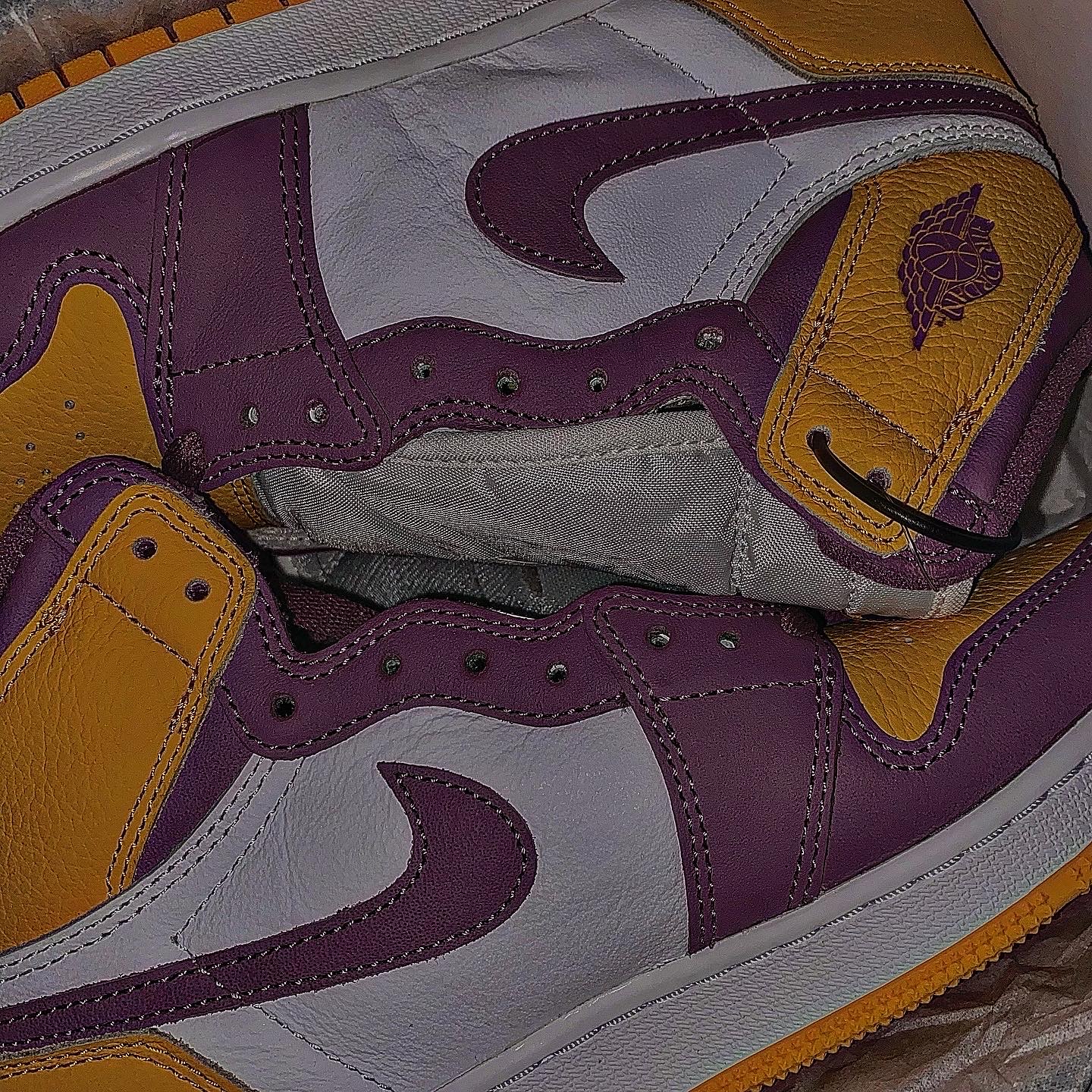 (GS) Jordan 1 Retro High OG University Gold Light Bordeaux 착용 스타일 - 5