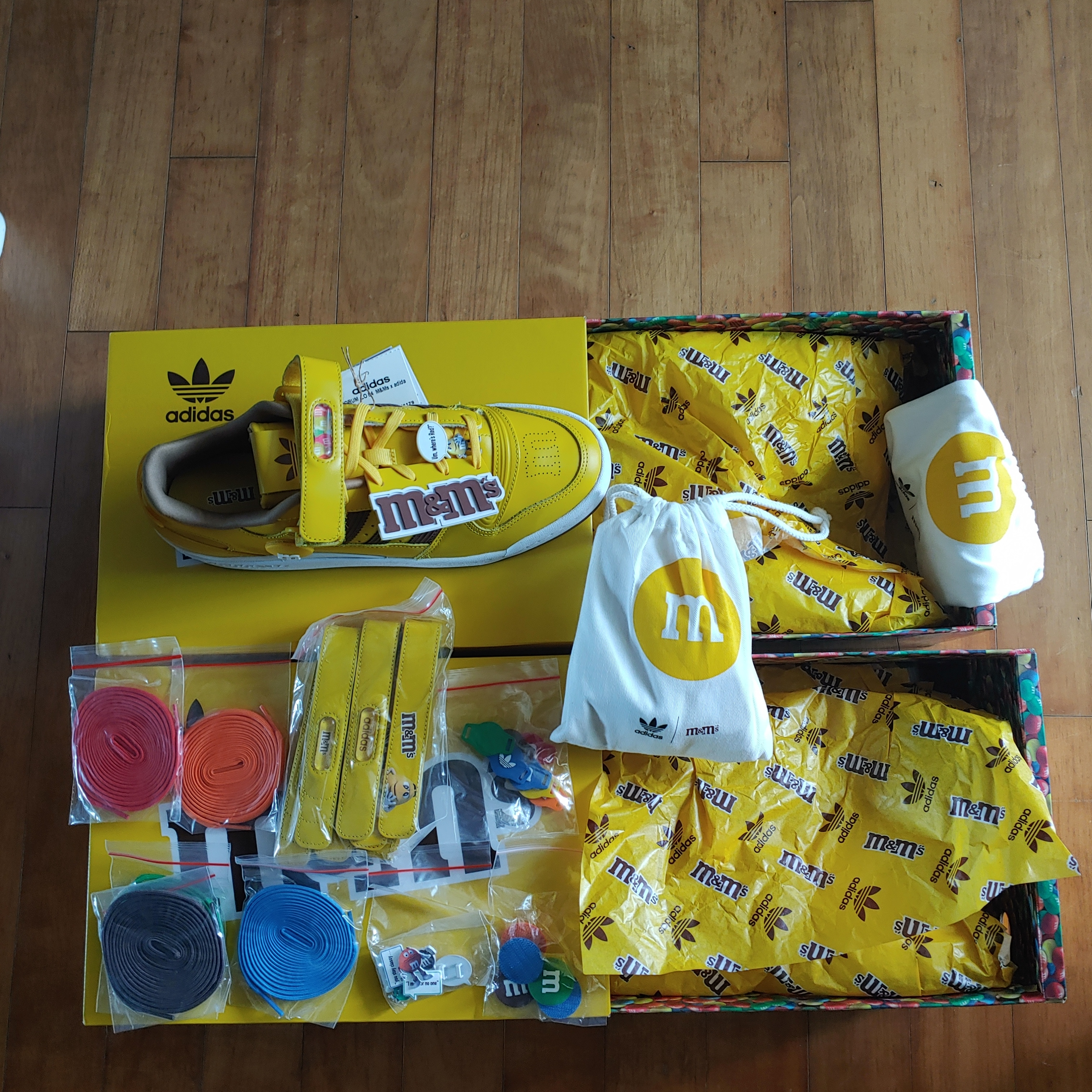 Adidas x M&Ms Forum 84 Low Yellow 착용 스타일 - 3