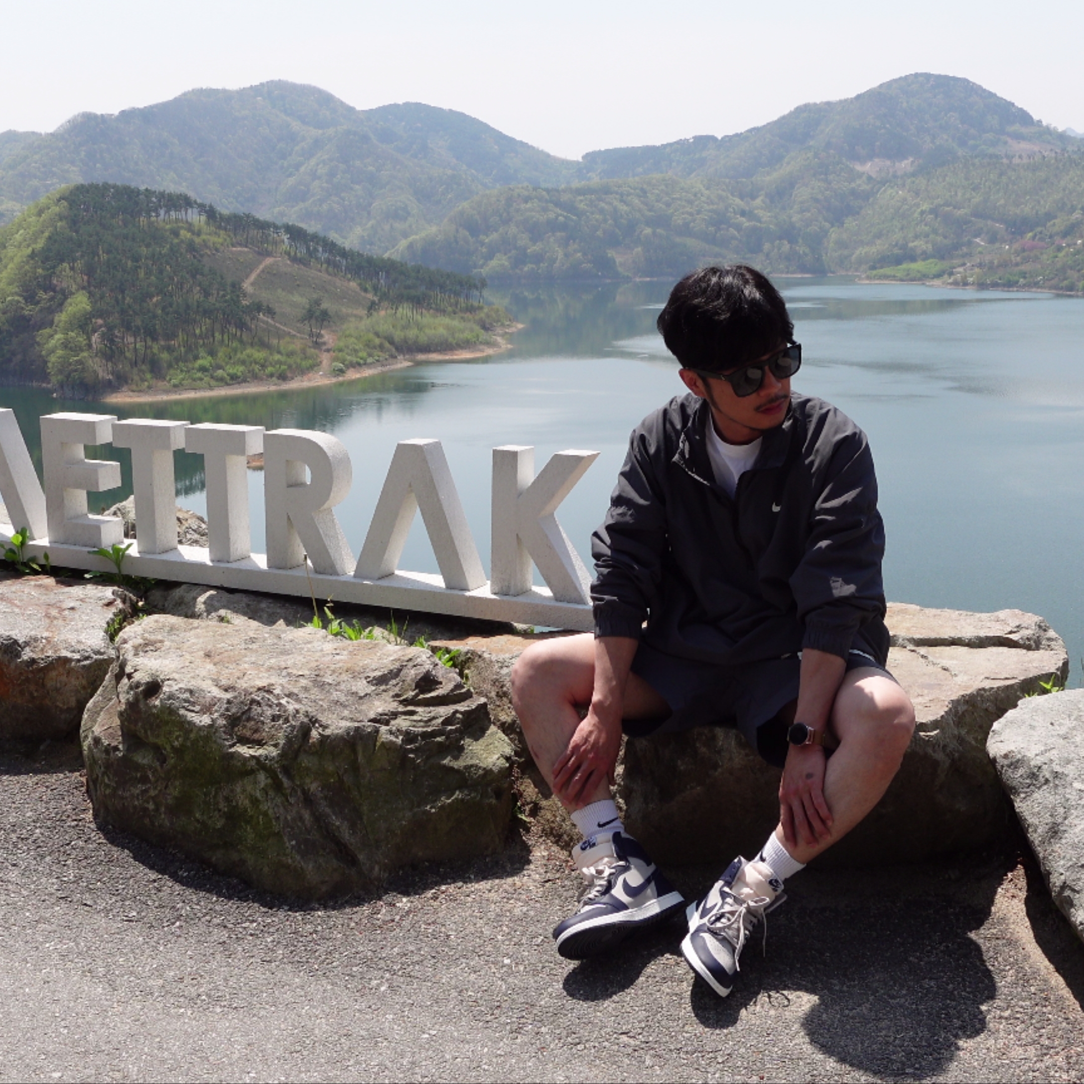 Jordan 1 High 85 College Navy, Nike x Stussy Windrunner Jacket Off Noir 착용 스타일 - 4