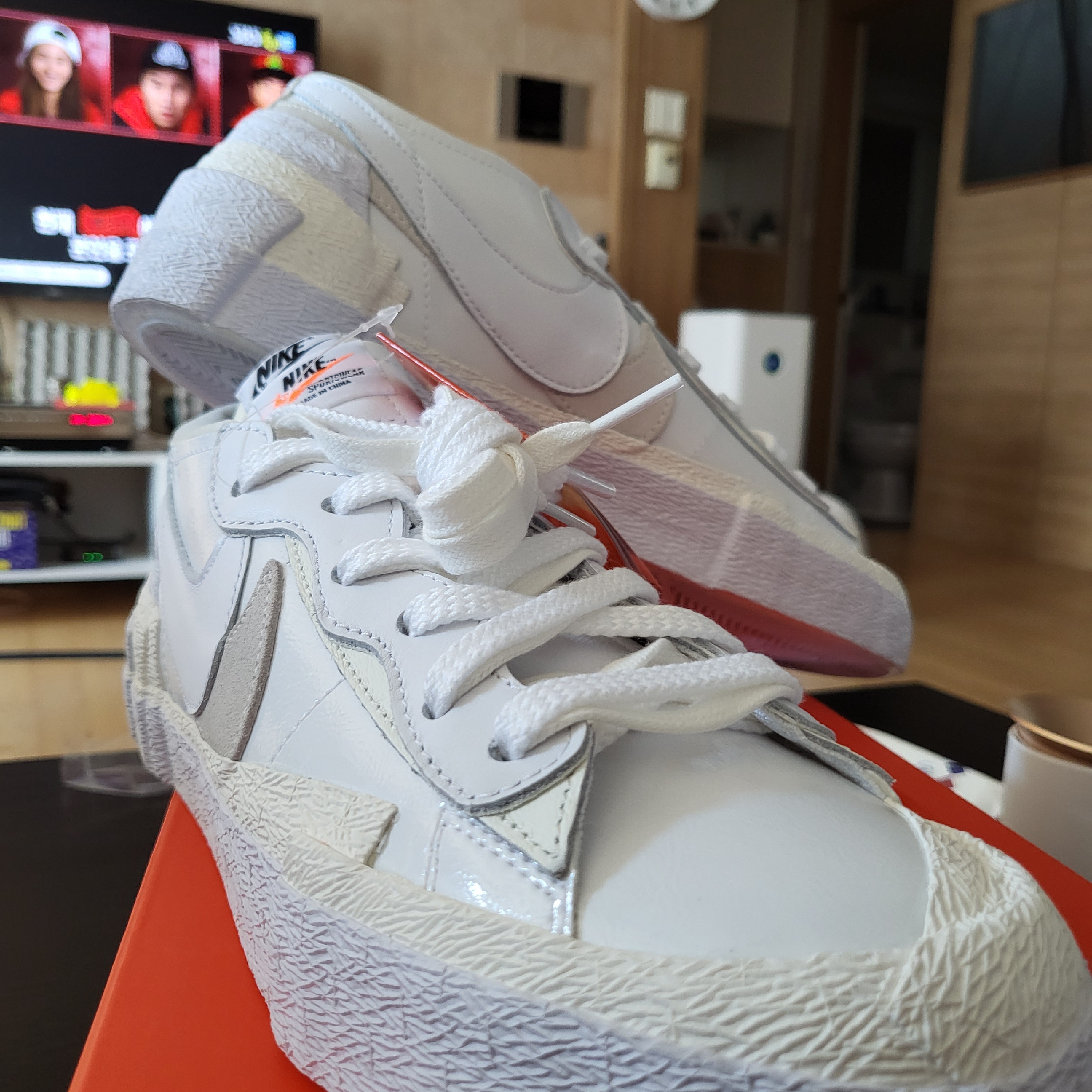 Nike x Sacai Blazer Low White Patent Leather 착용 스타일 - 2