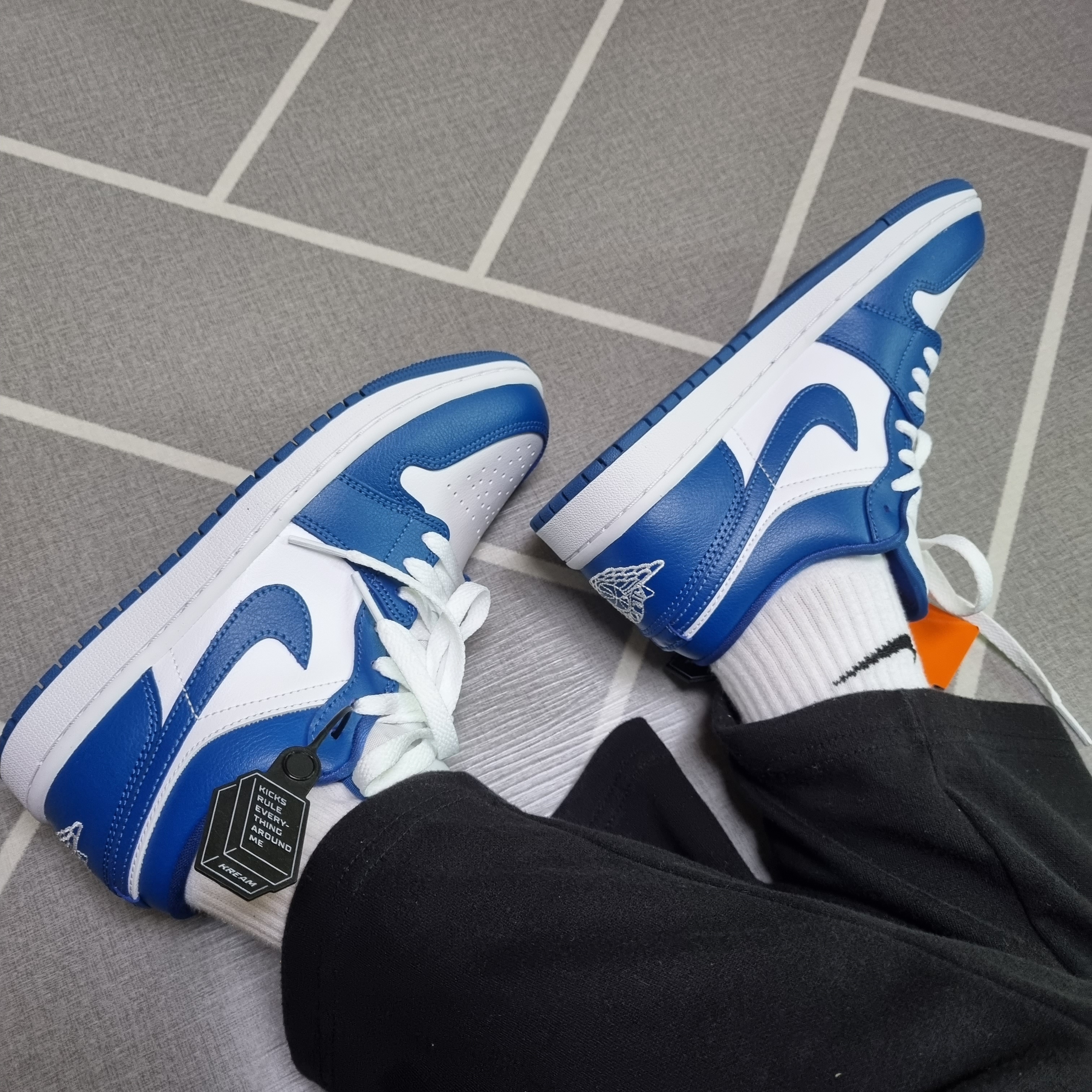 (W) Jordan 1 Low White Dark Marina Blue 착용 스타일 - 2
