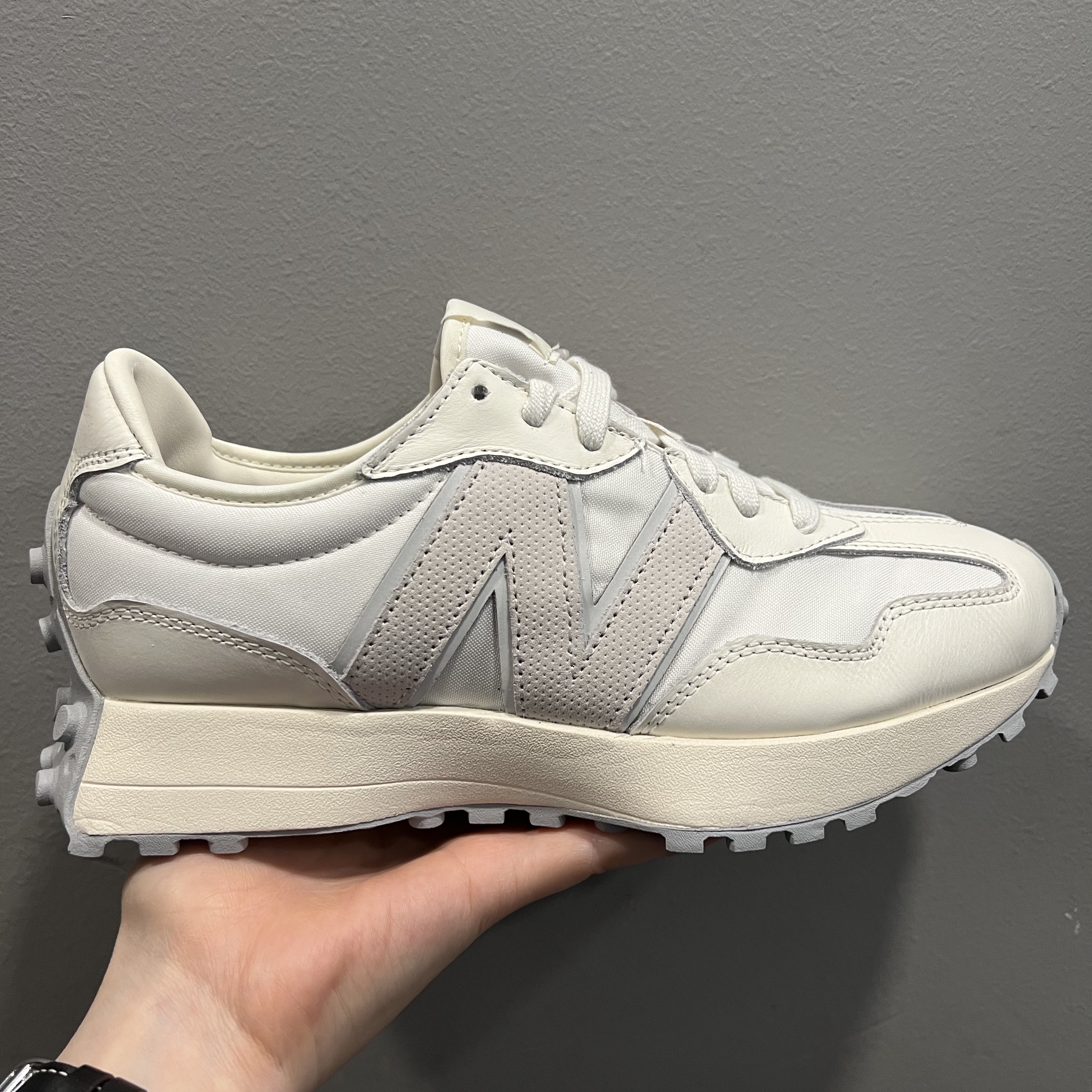 New Balance 327 Shifted White Pack 착용 스타일