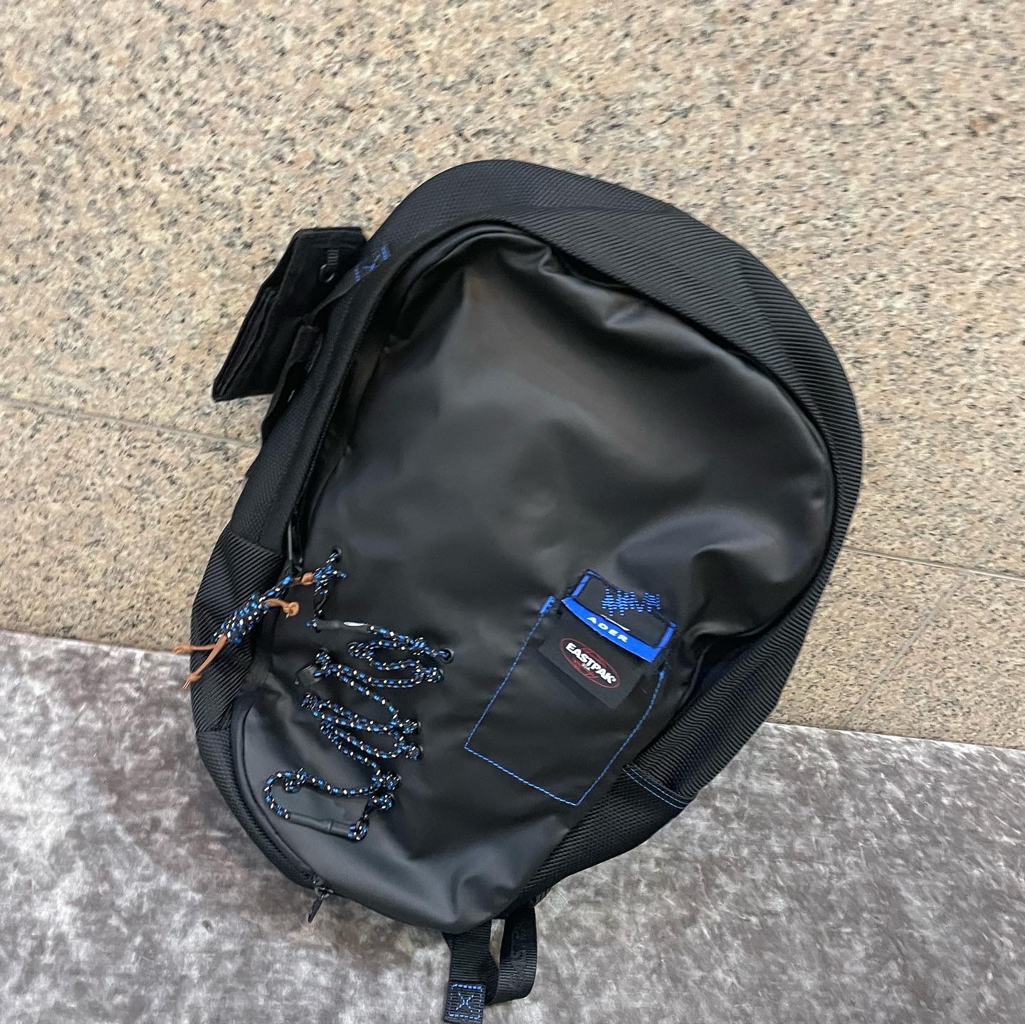 Ader Error x Eastpak Up-Down Sling Black 착용 스타일 - 3