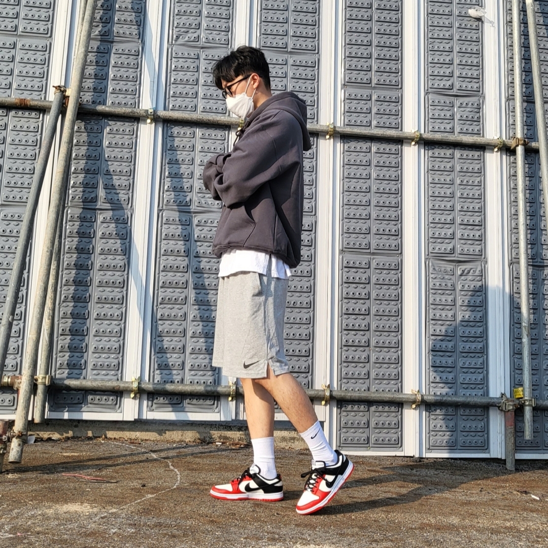 Nike x NBA Dunk Low Retro EMB Black and Chile Red 착용 스타일 - 1