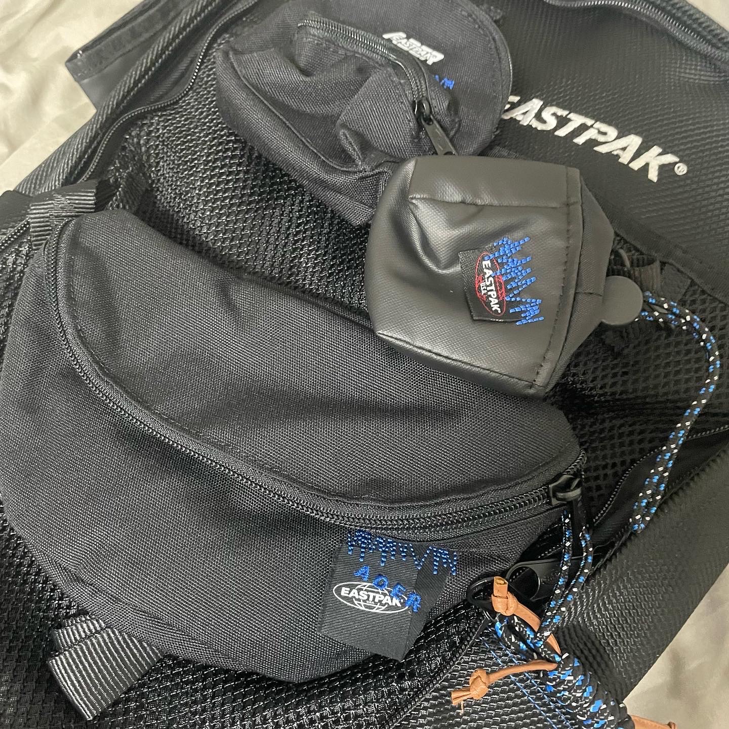 Ader Error x Eastpak Up-Down Sling Black 착용 스타일 - 1