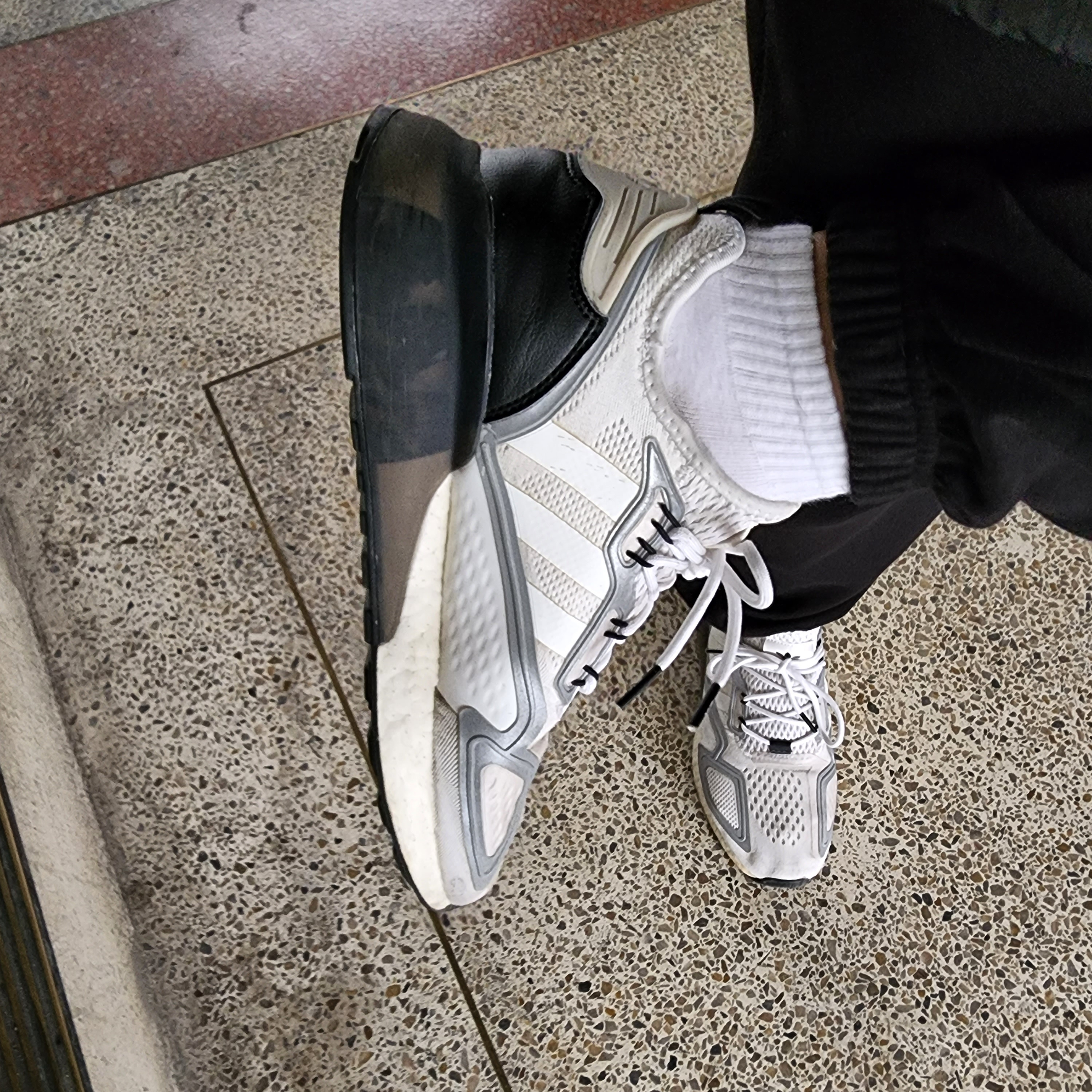 Adidas ZX 2K 4D Triple Black 착용 스타일 - 2
