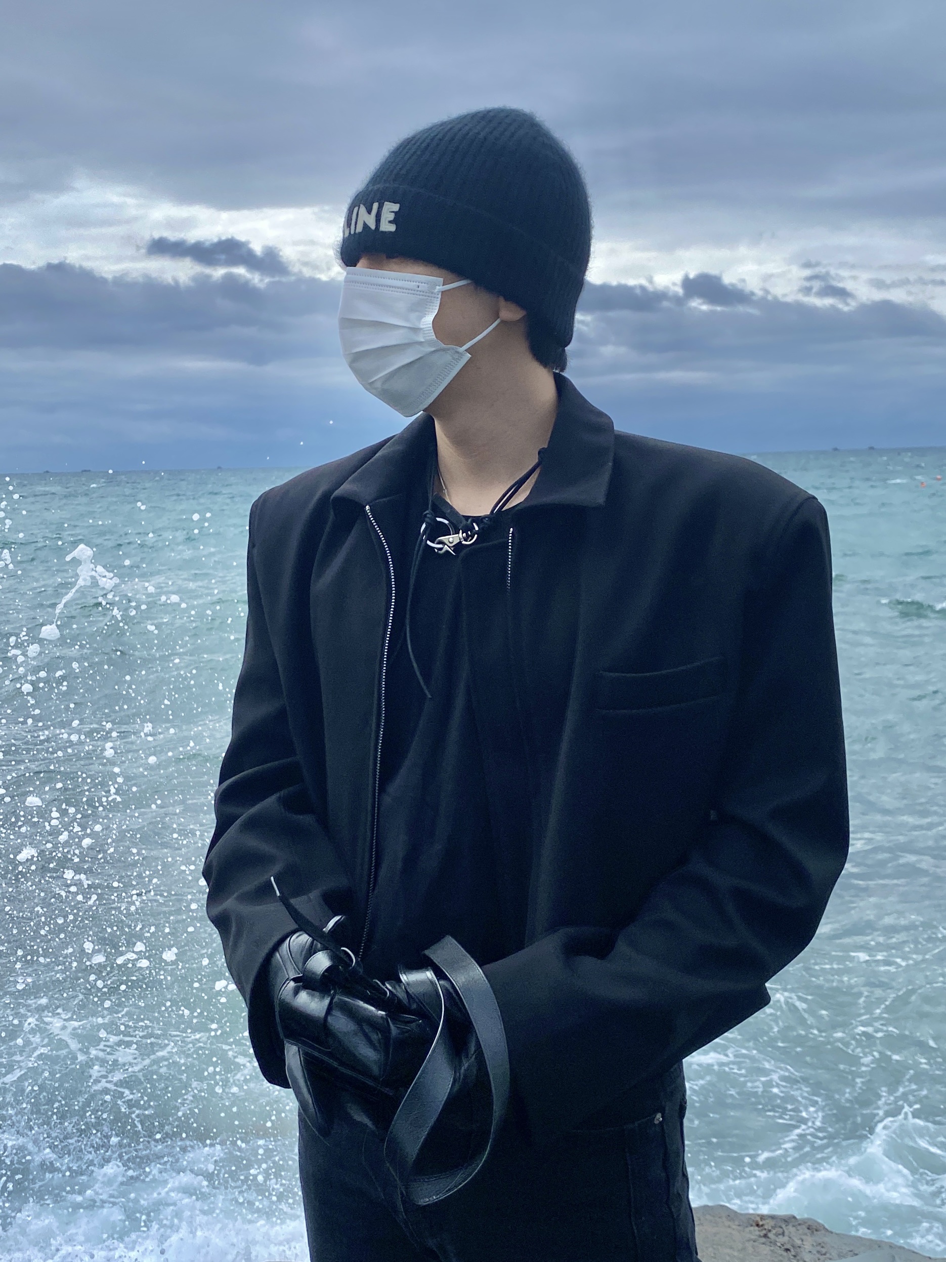 Our Legacy Ladon Leather Keychain Black, Celine Embroidered Knit Wool Beanie Black 착용 스타일 - 3