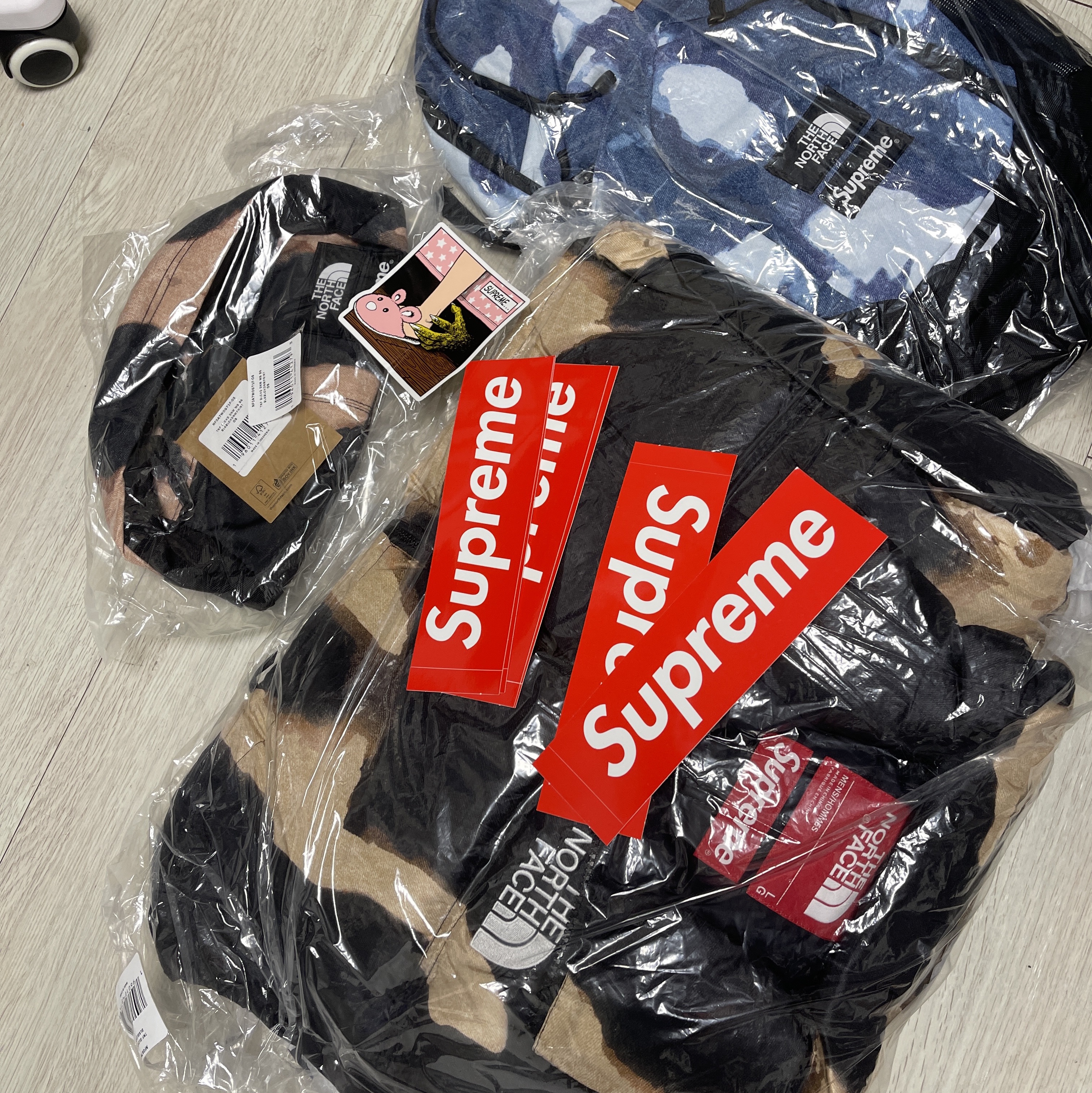 Supreme x The North Face Bleached Denim Print Nuptse Jacket Black - 21FW, Supreme x The North Face Bleached Denim Print Pocono Backpack Indigo - 21FW 착용 스타일