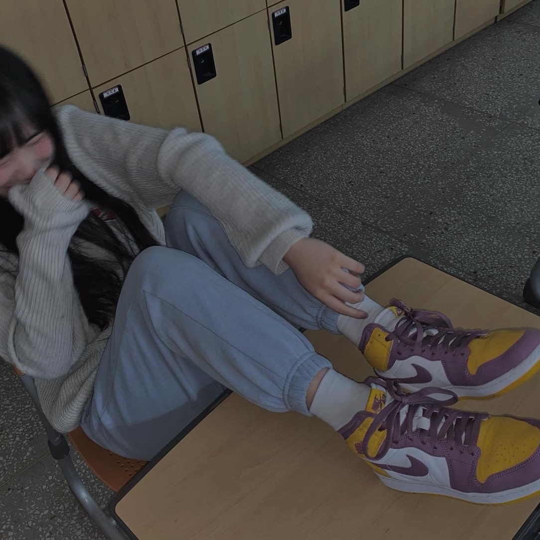 (GS) Jordan 1 Retro High OG University Gold Light Bordeaux 착용 스타일 - 2